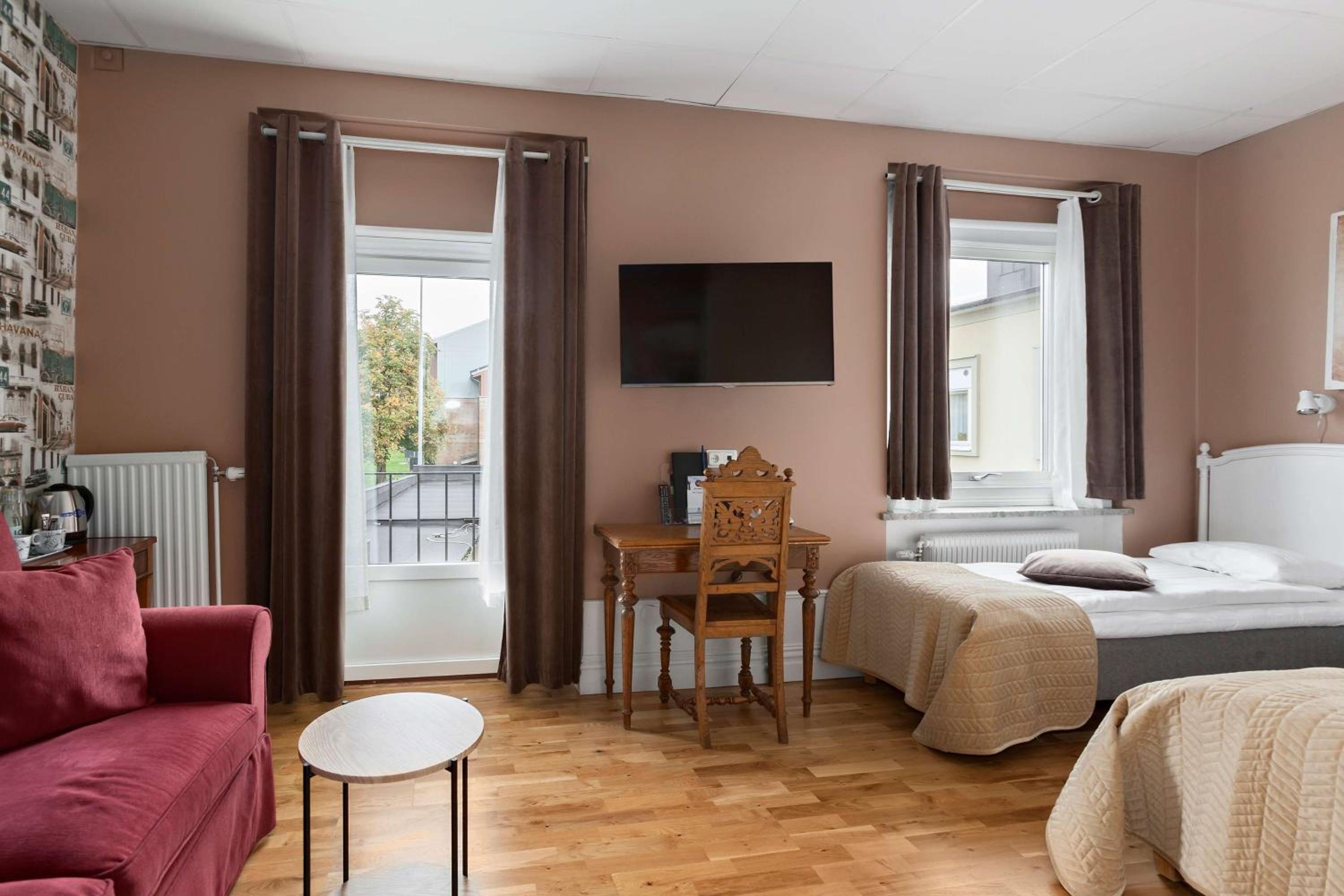 Queen Room - Non-Smoking photo 1