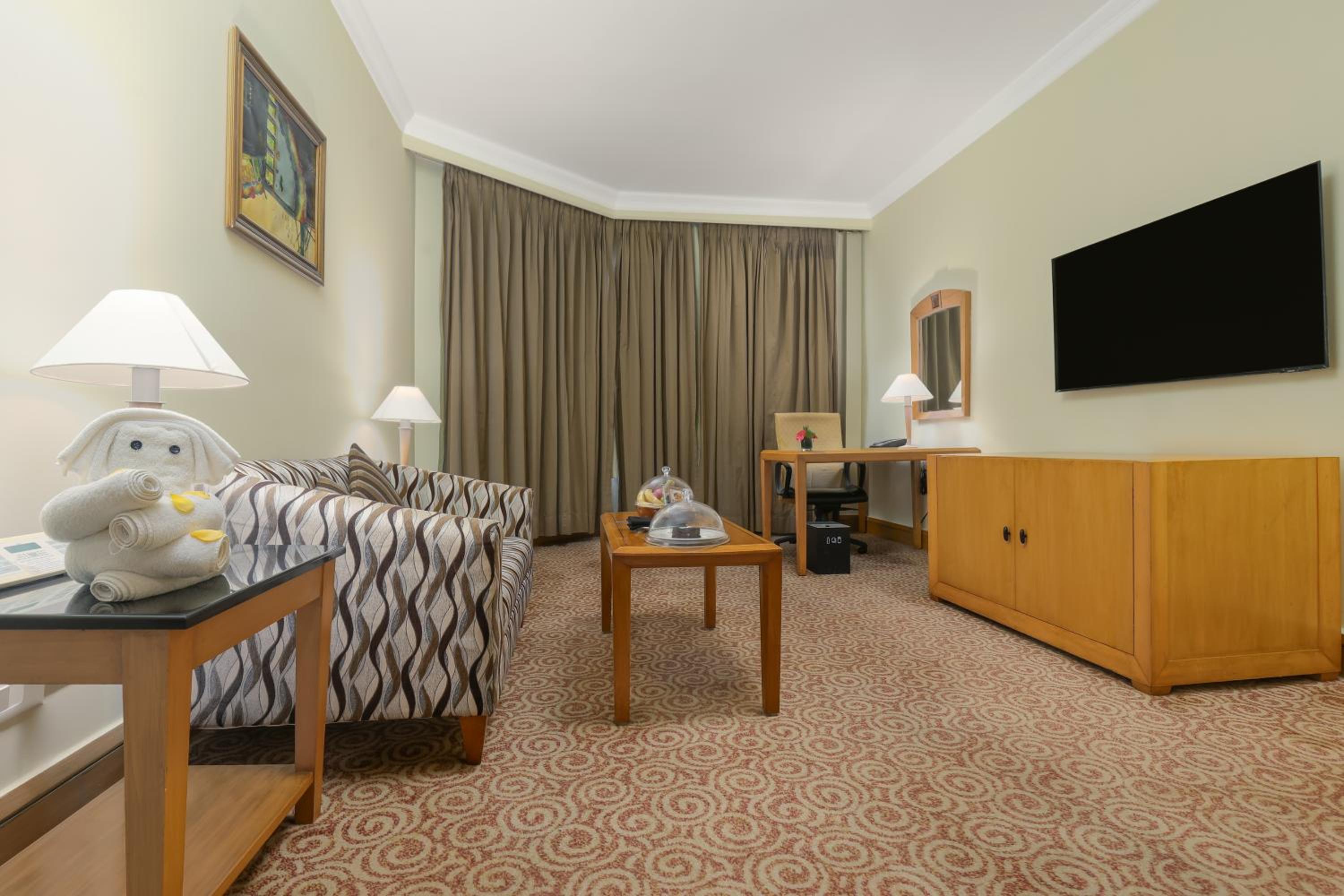 Executive Suite with One way airport transfers, 15% Discount on F& Soft Beverages at Le Royal Meridien Chennai