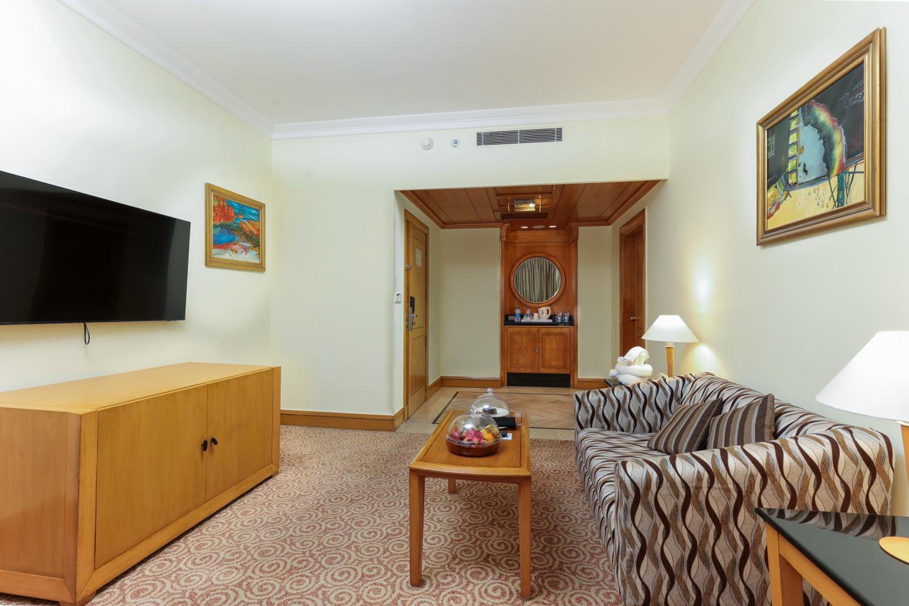 Executive Suite with One way airport transfers, 15% Discount on F& Soft Beverages Executive Suite with One way airport transfers, 15% Discount on F& Soft Beverages