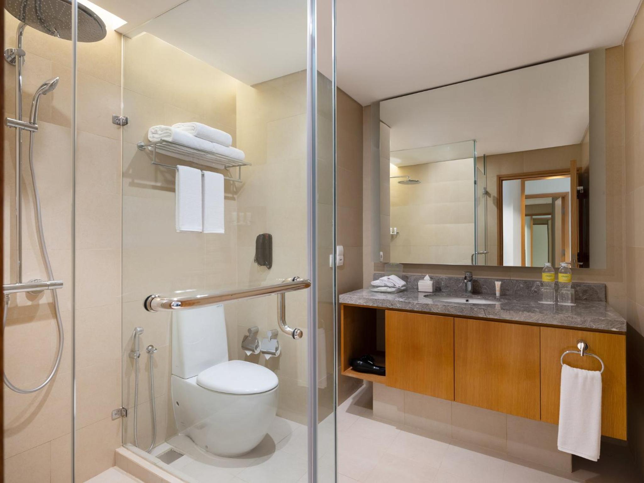 Standard King Room with City View thumbnail 5