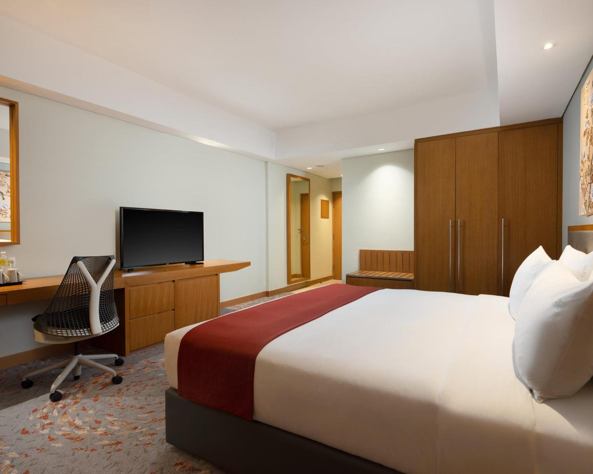 Standard King Room with City View