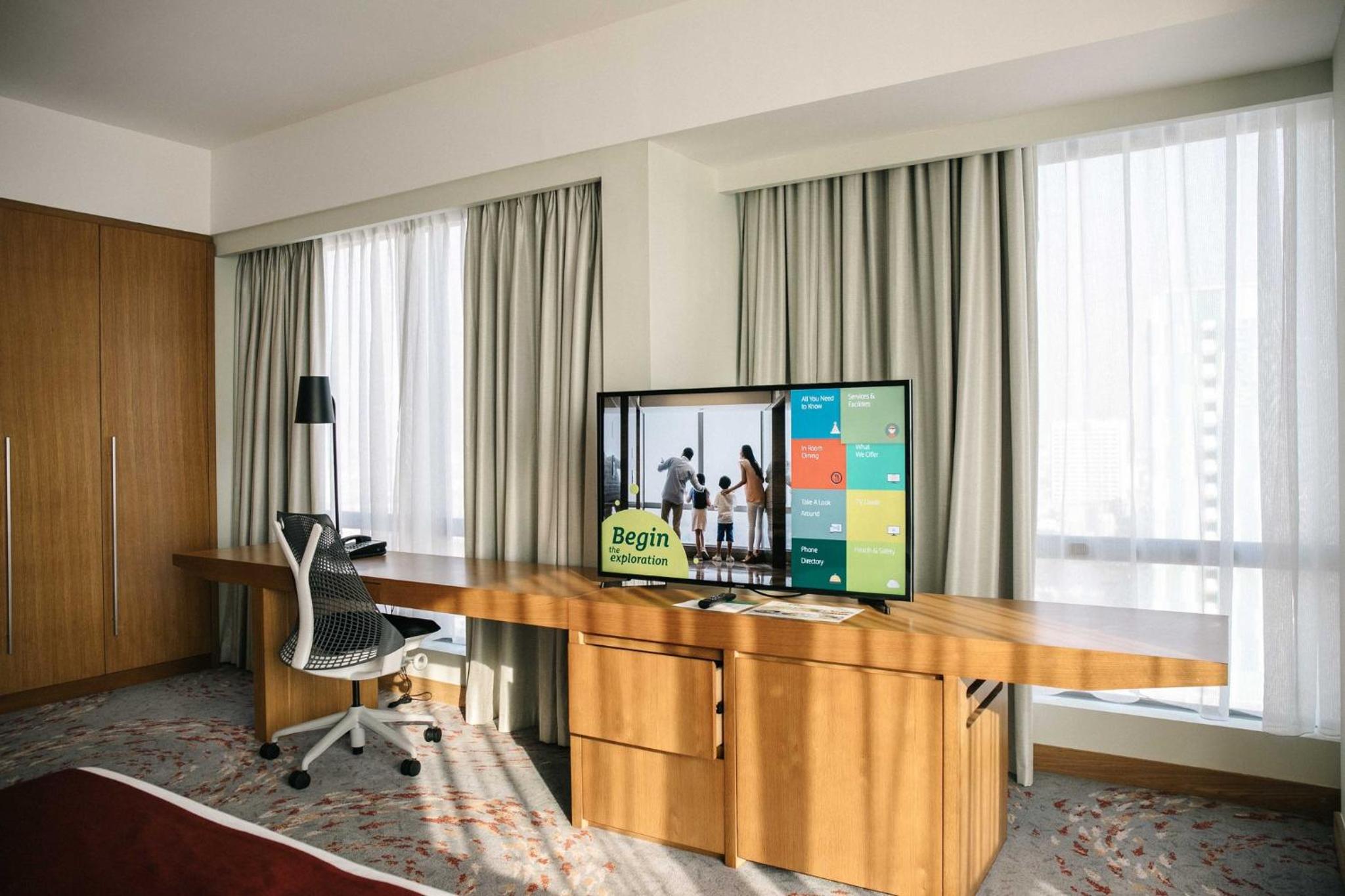 One-Bedroom Suite with City View and Daybed