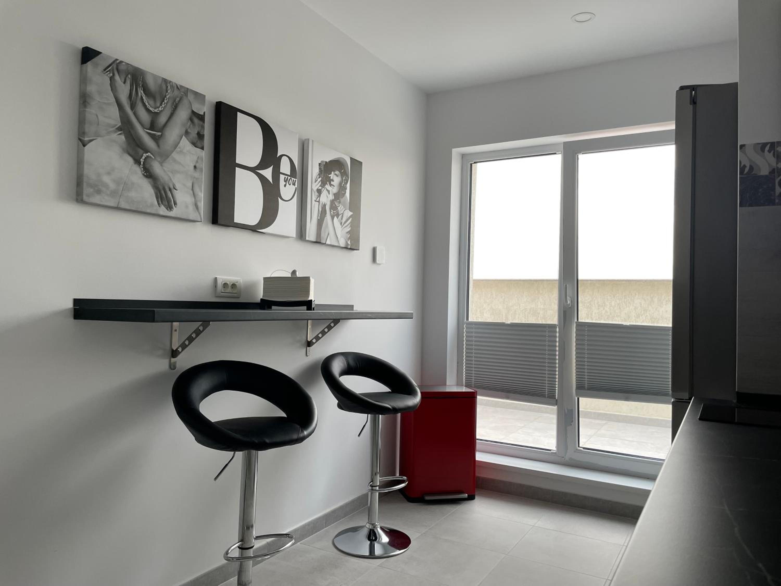 One-Bedroom Apartment - Photo 2