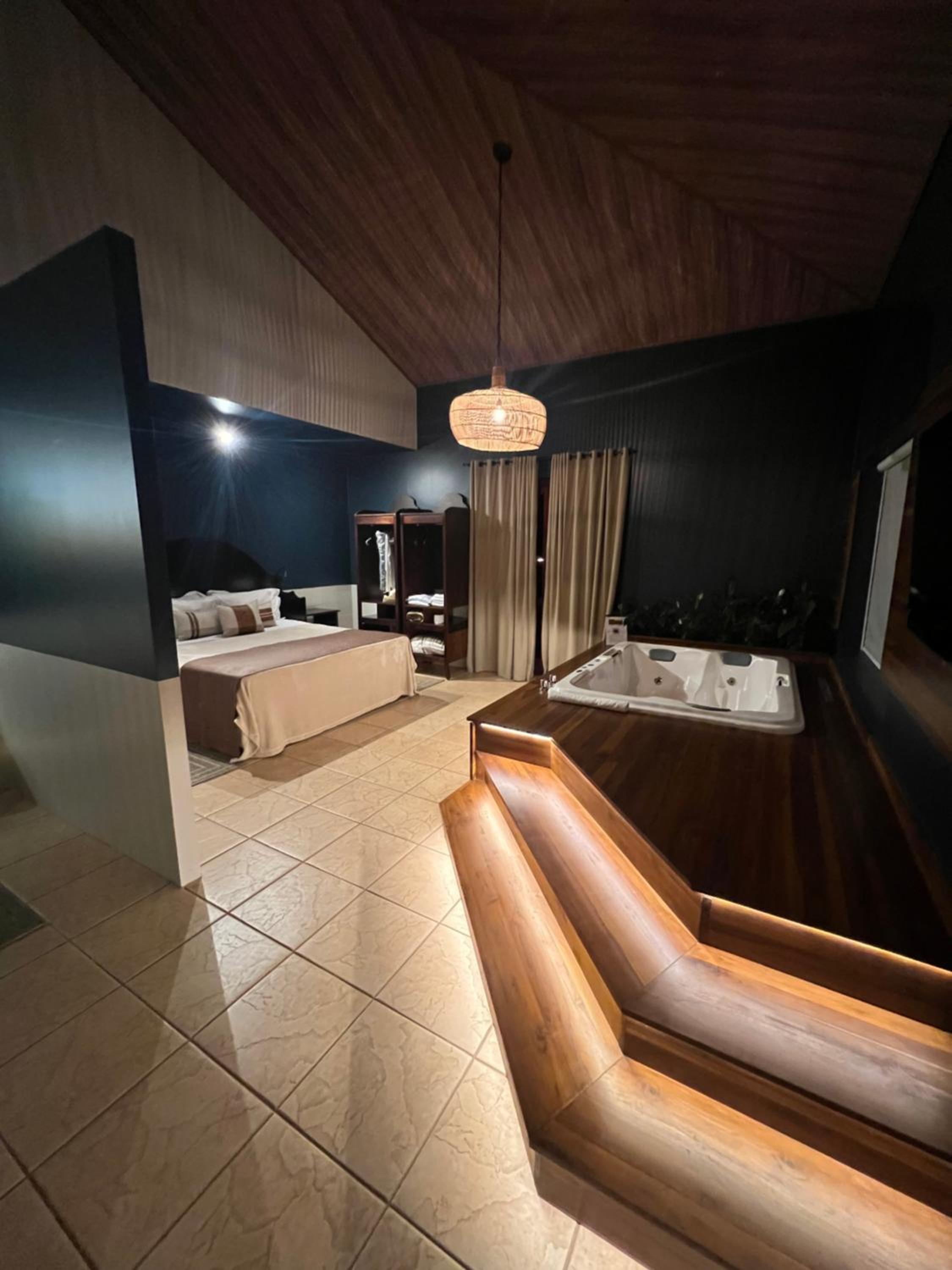 Deluxe Suite with Spa Bath photo 3