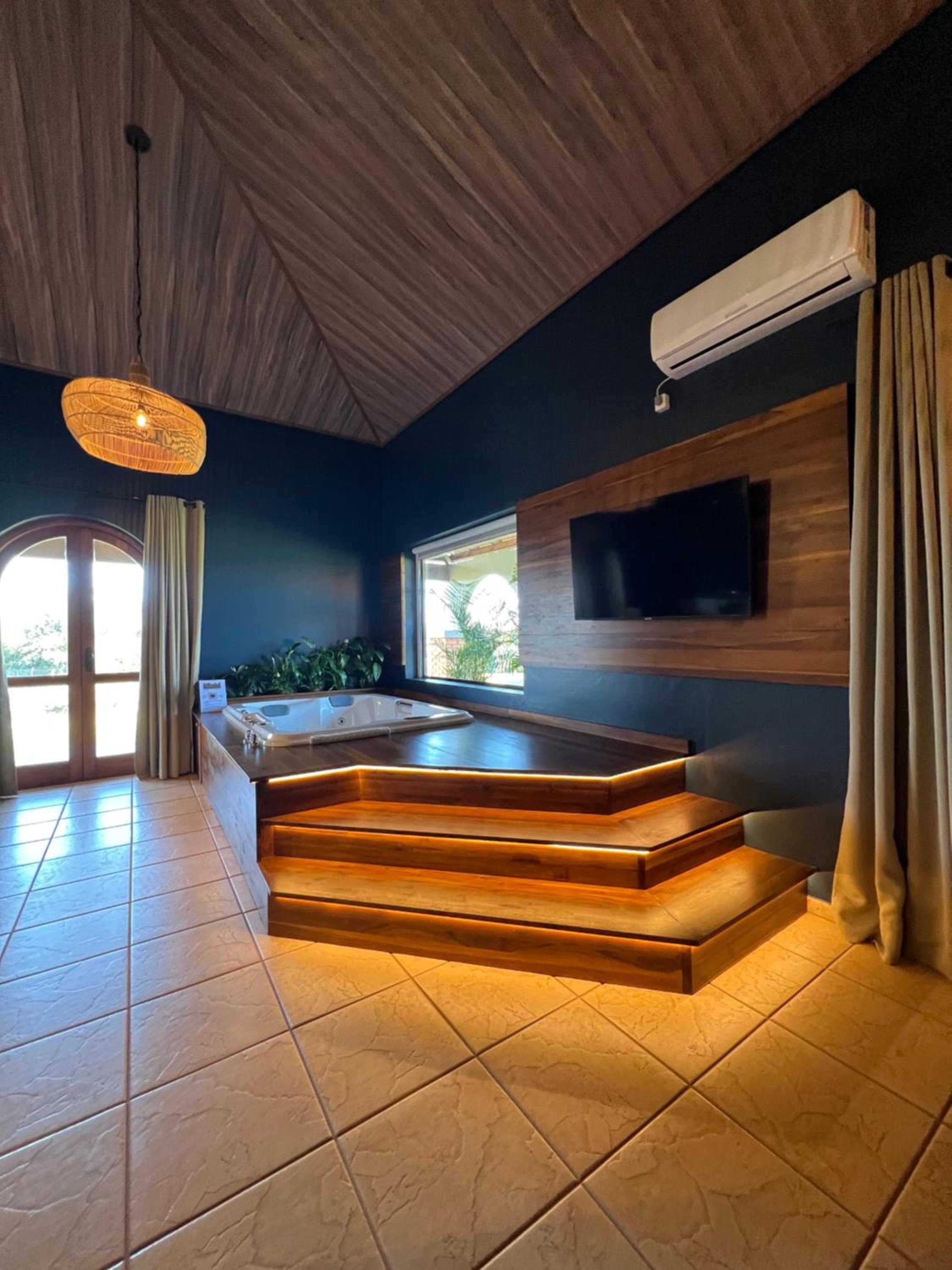 Deluxe Suite with Spa Bath photo 2