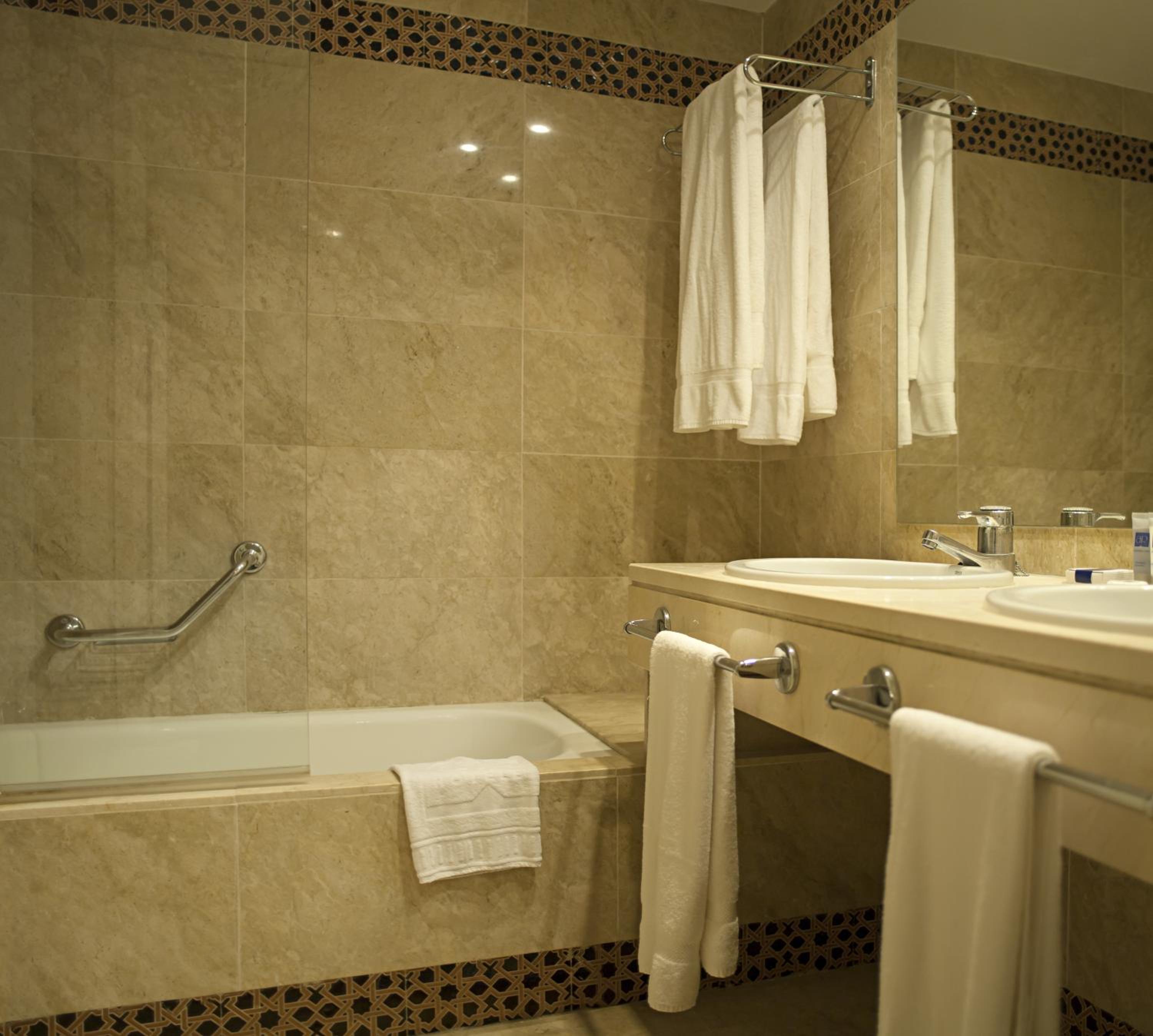 Twin Room - Photo 3