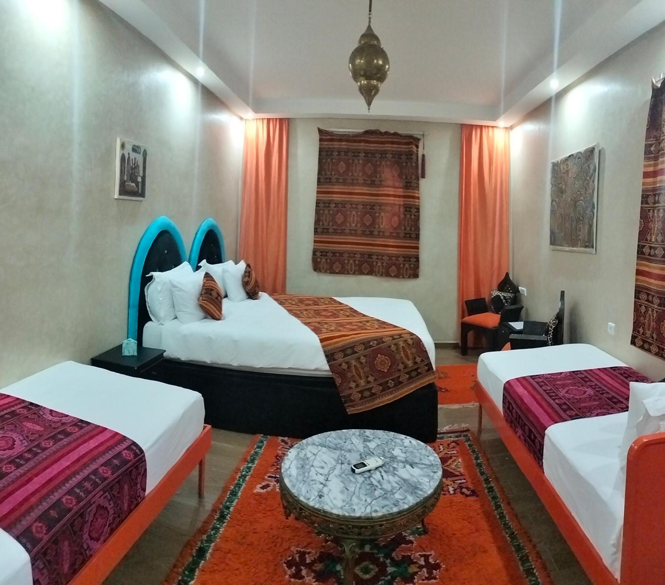 Eight-Bedroom House - Photo 36