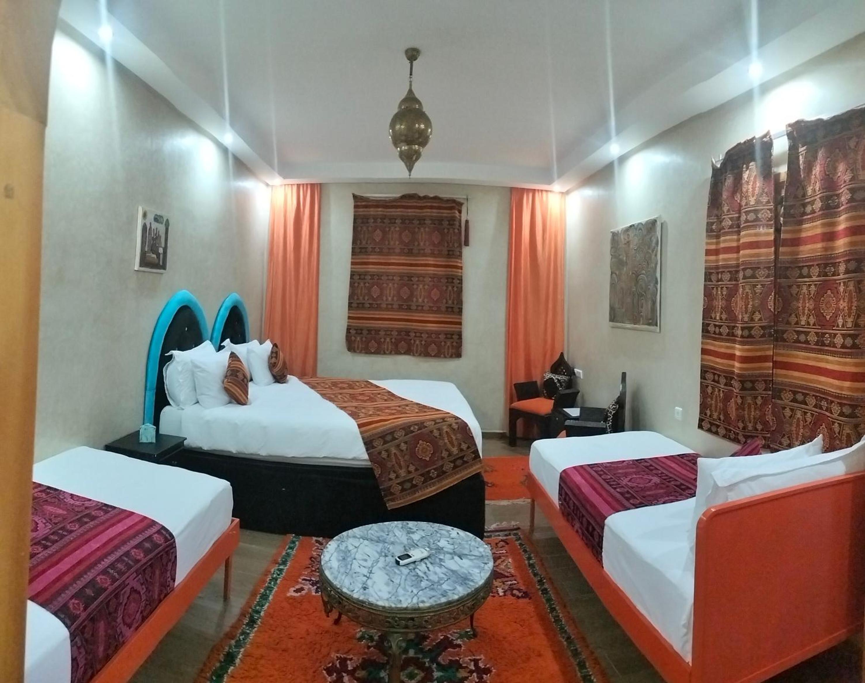 Eight-Bedroom House - Photo 40