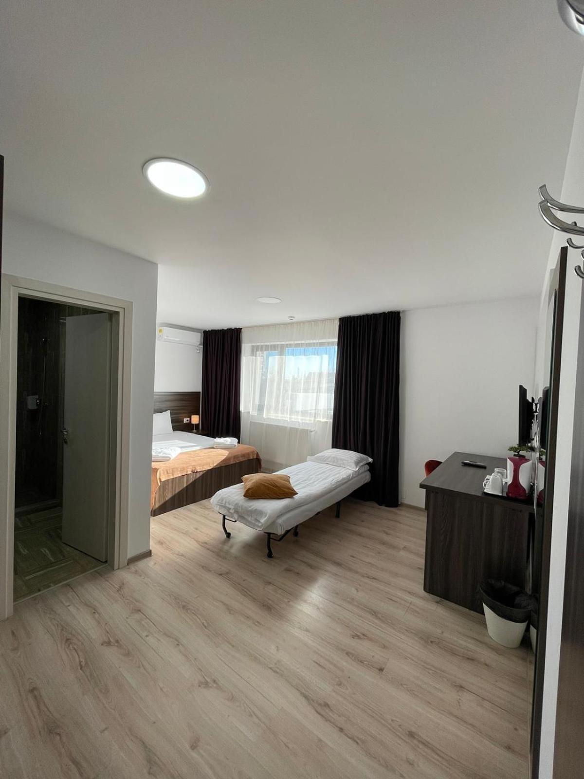 Double Room with Extra Bed - Photo 1