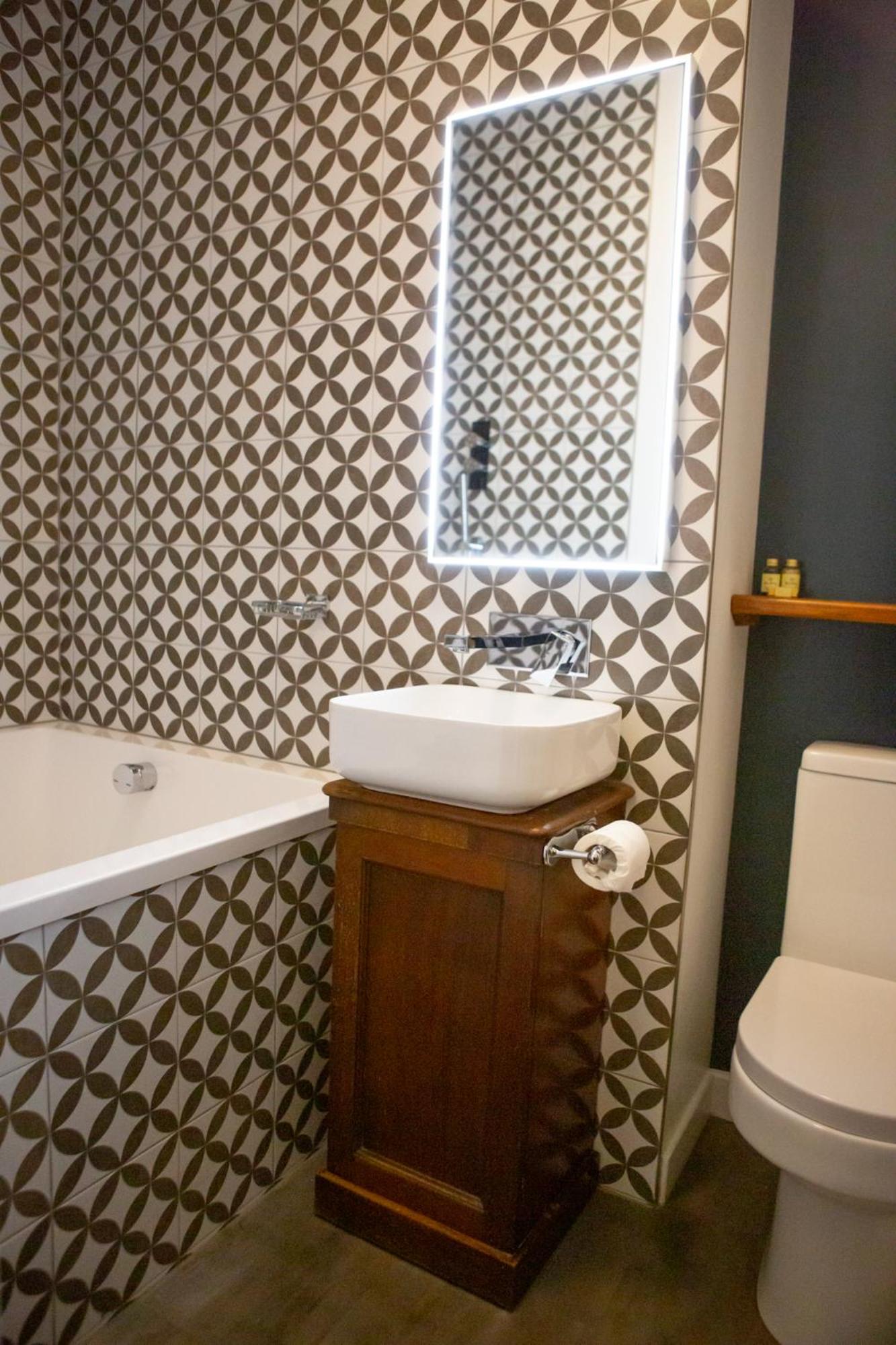 Junior Suite with Lake View - Photo 4
