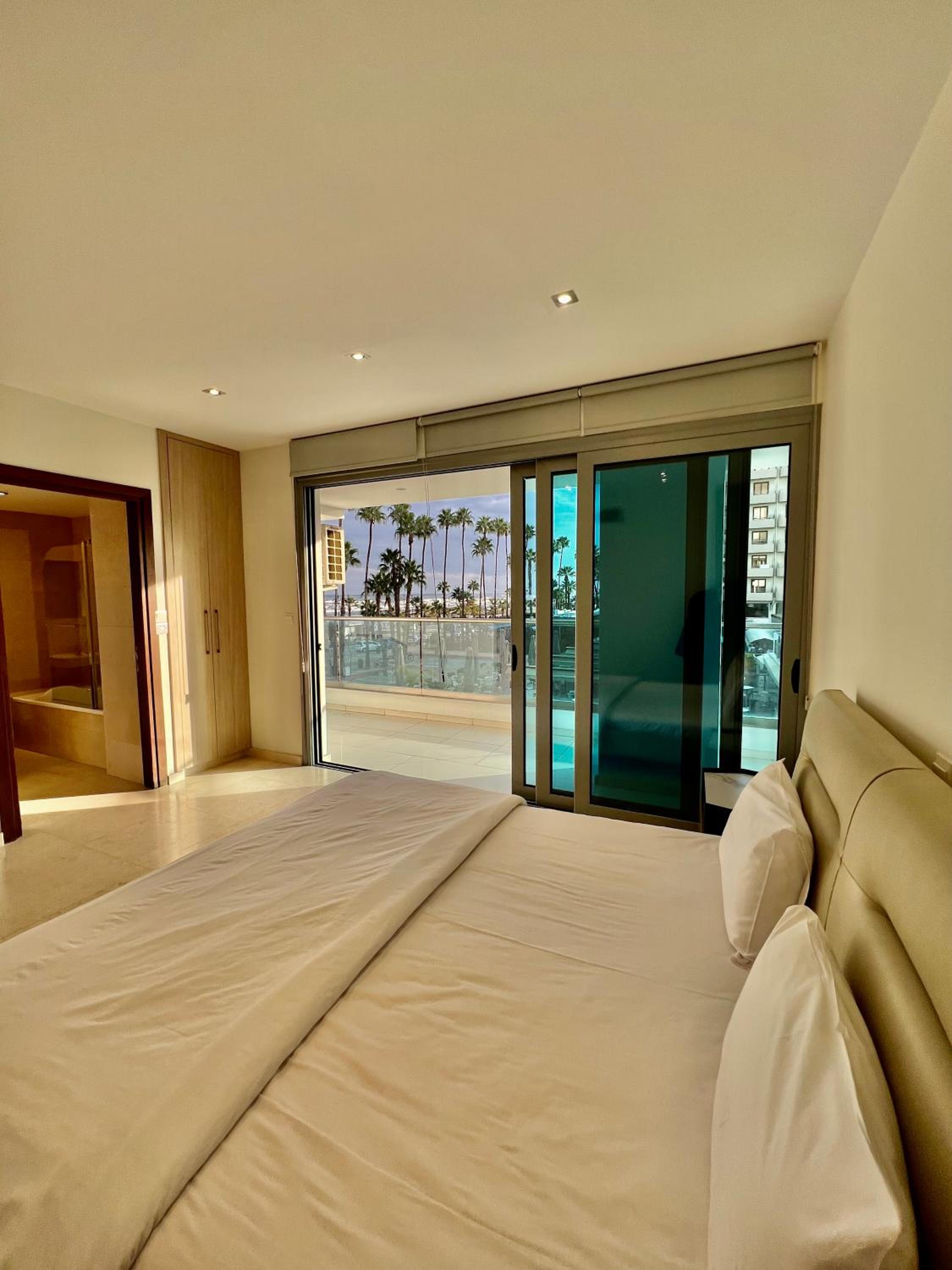 Deluxe Suite with Sea View