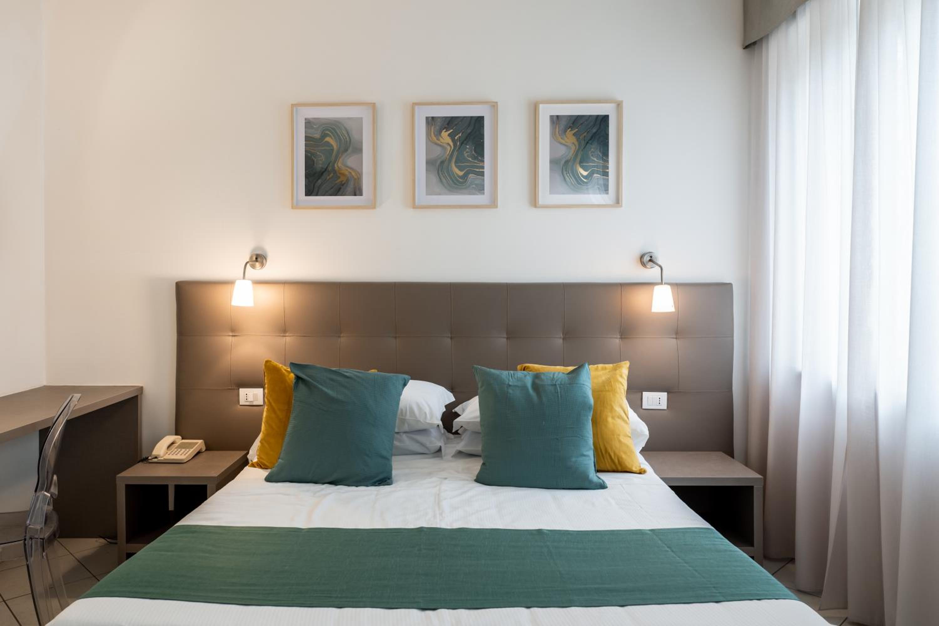 Standard Double or Twin Room - Photo 3