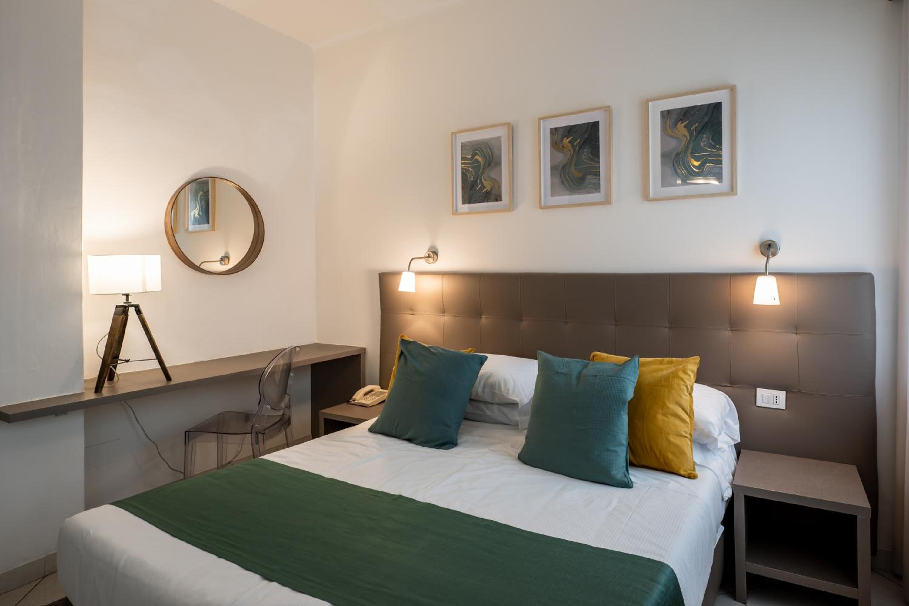 Standard Double or Twin Room - Photo 2