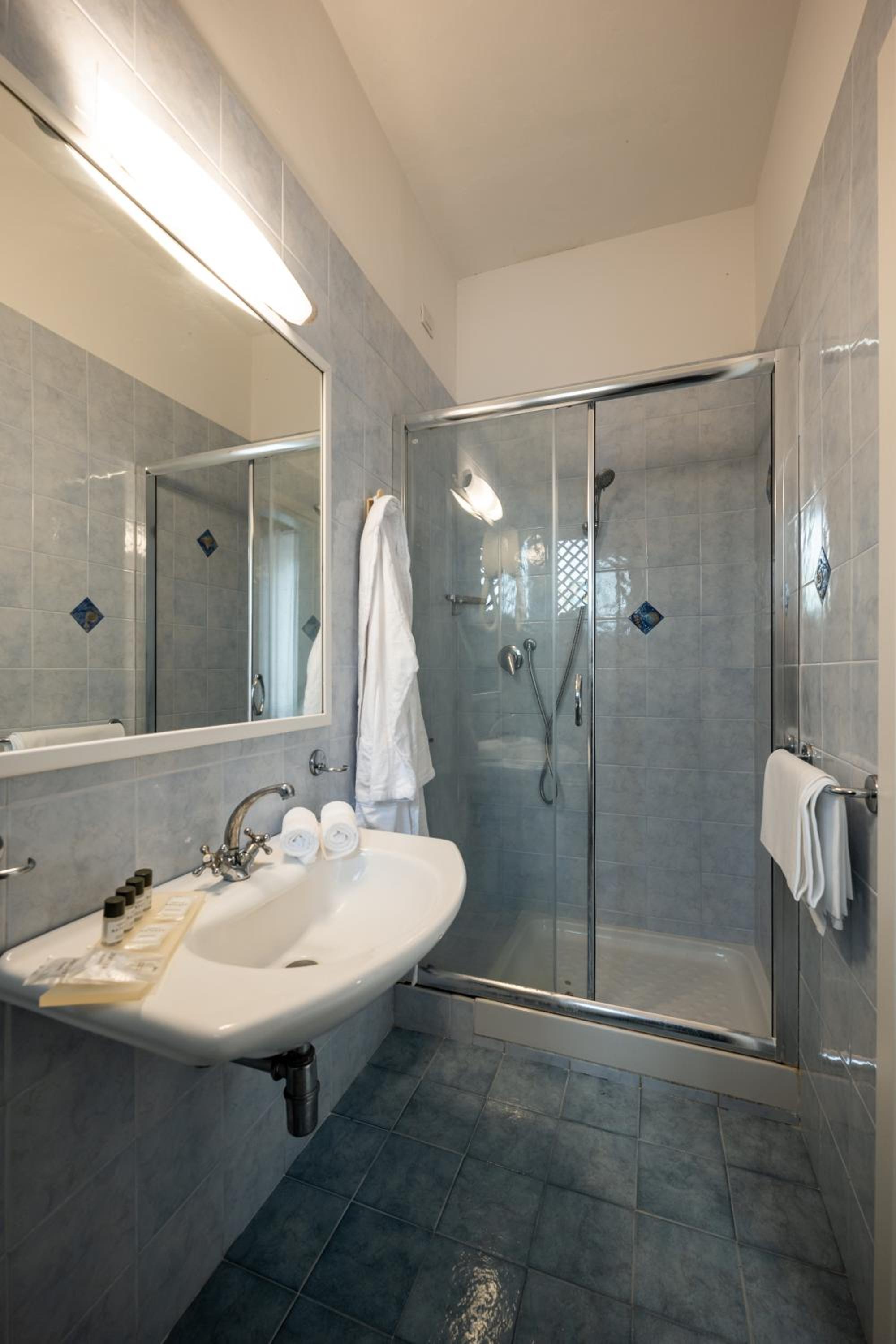 Standard Double or Twin Room - Photo 8
