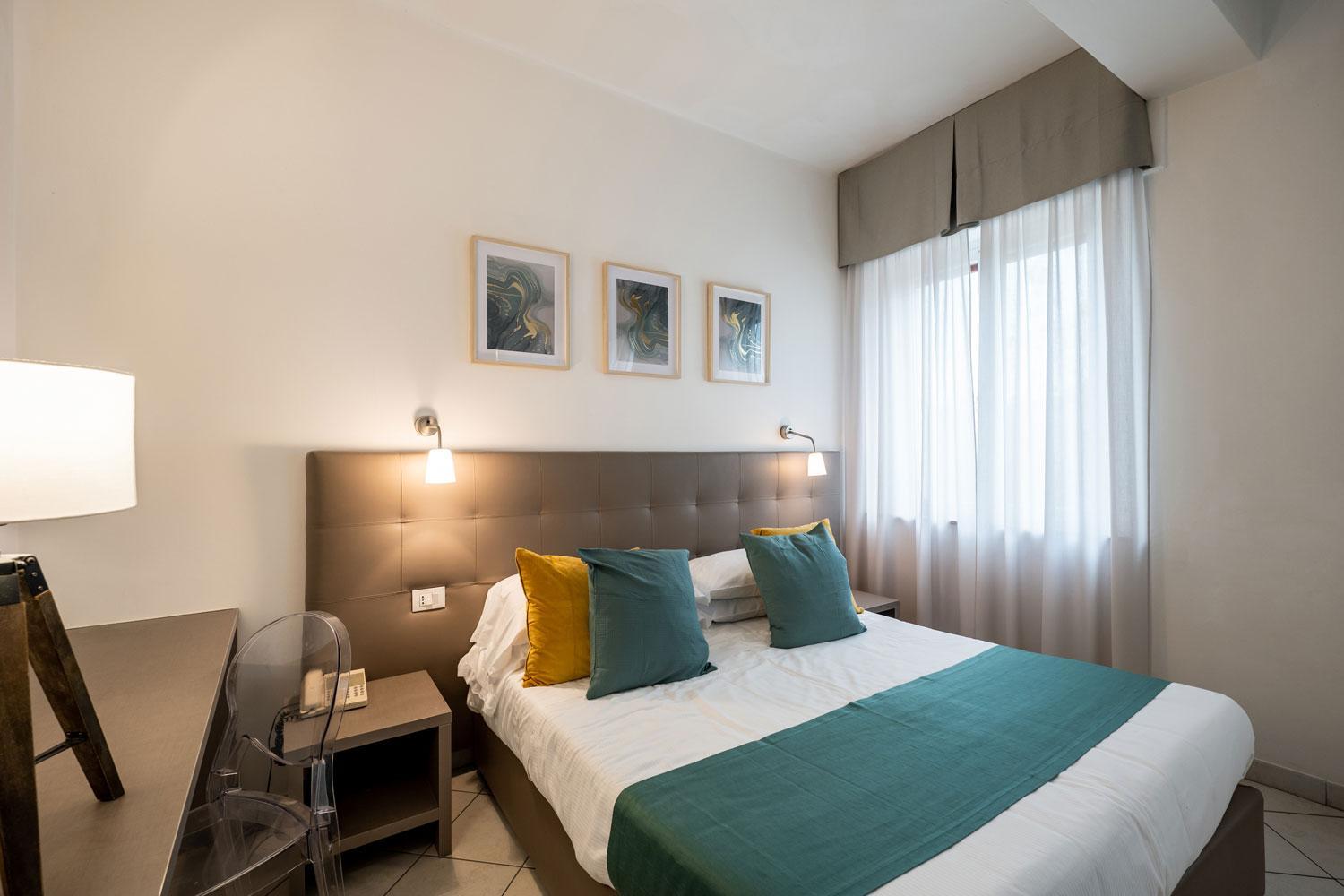 Standard Double or Twin Room - Photo 5
