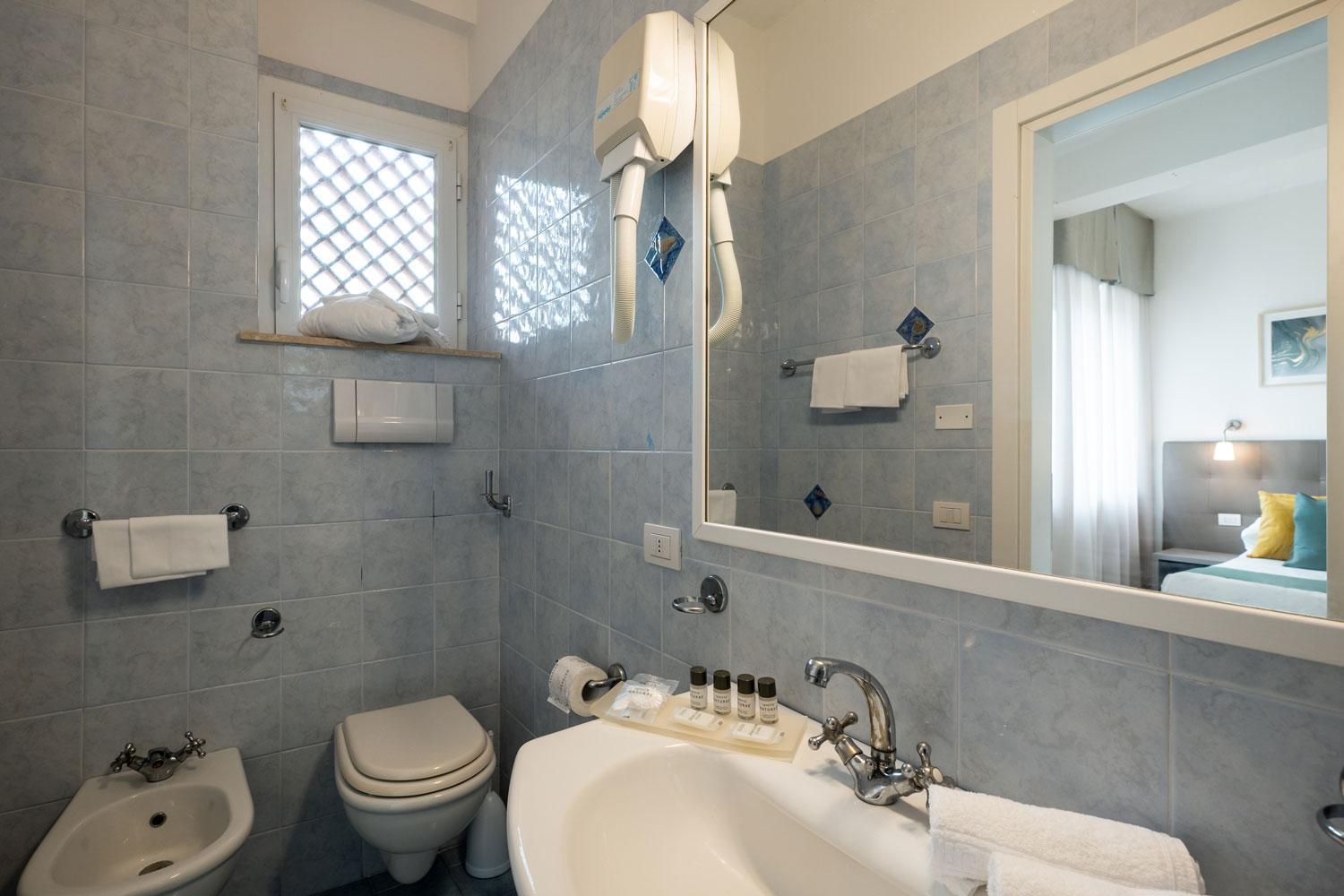 Standard Double or Twin Room - Photo 9
