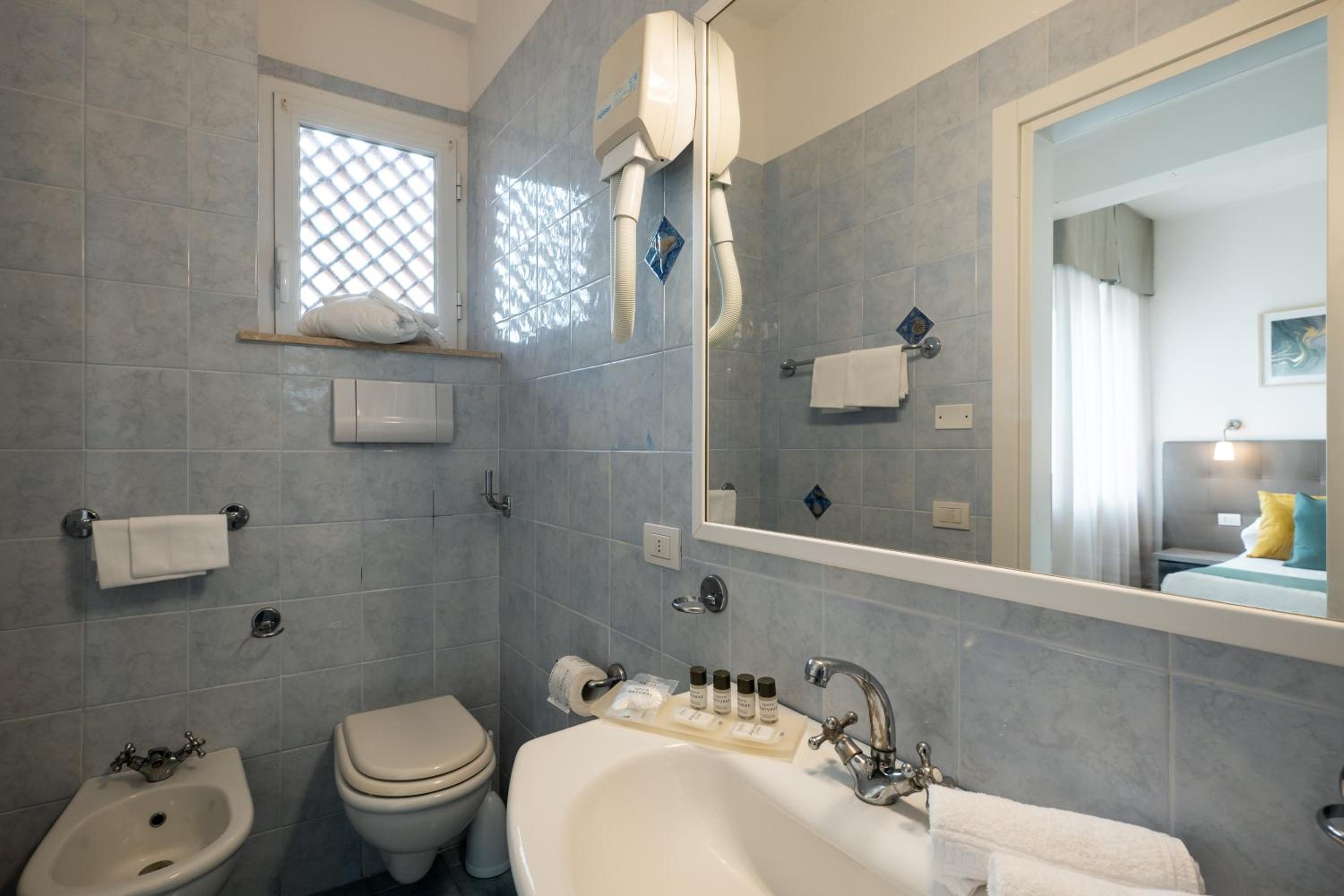 Standard Triple Room - Photo 6