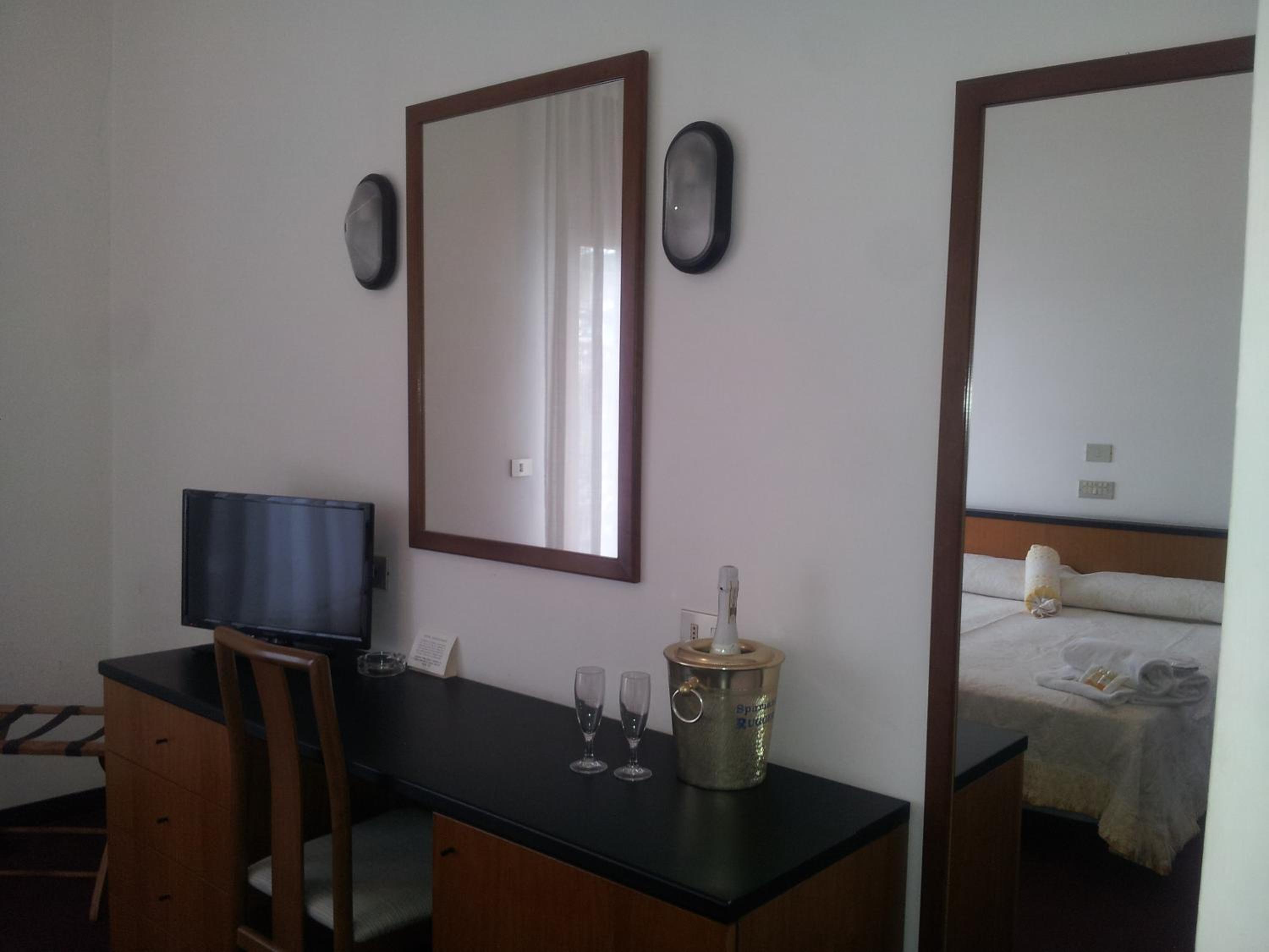 Double or Twin Room with Balcony photo 3