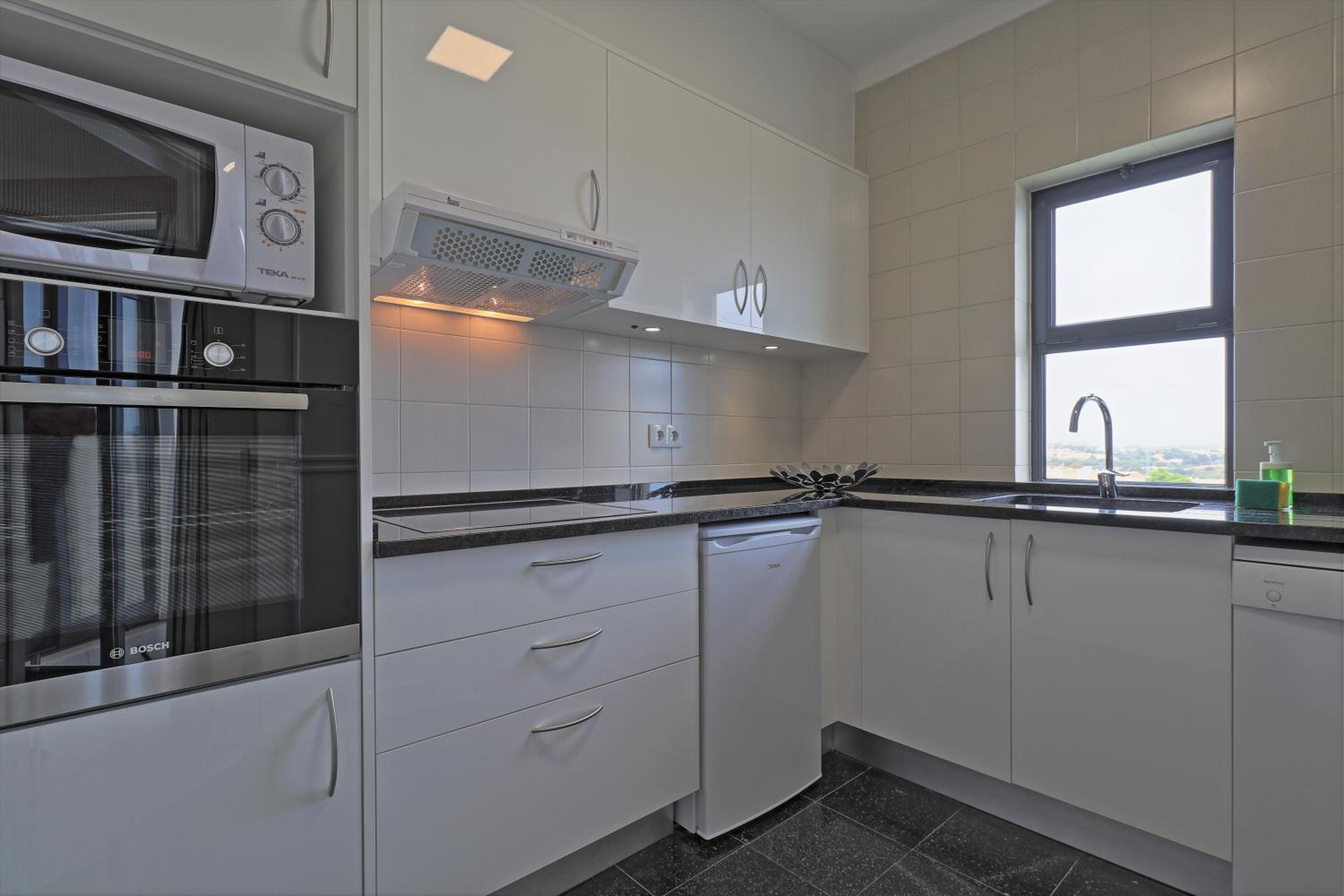 Superior One-Bedroom Apartment - Photo 2