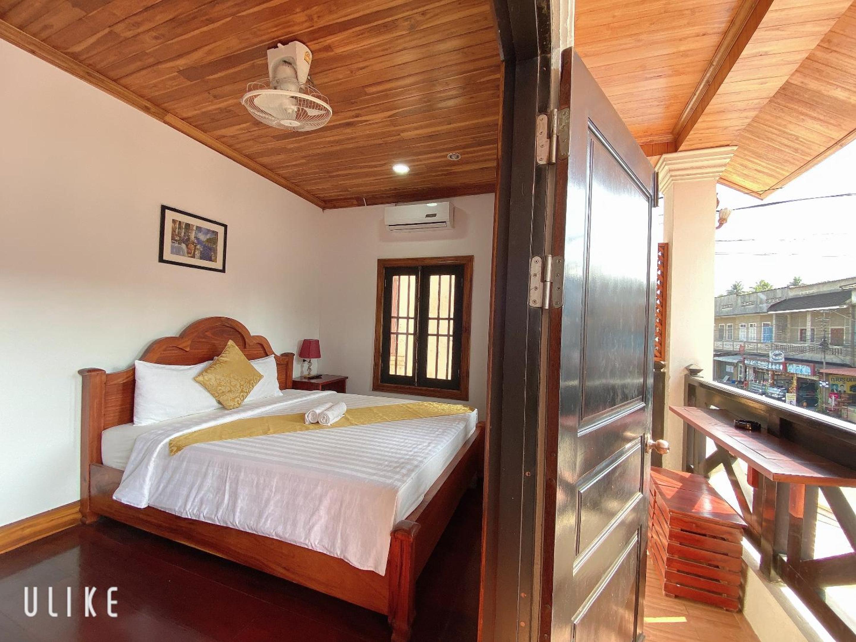 Deluxe Double Room with Balcony - Photo 17