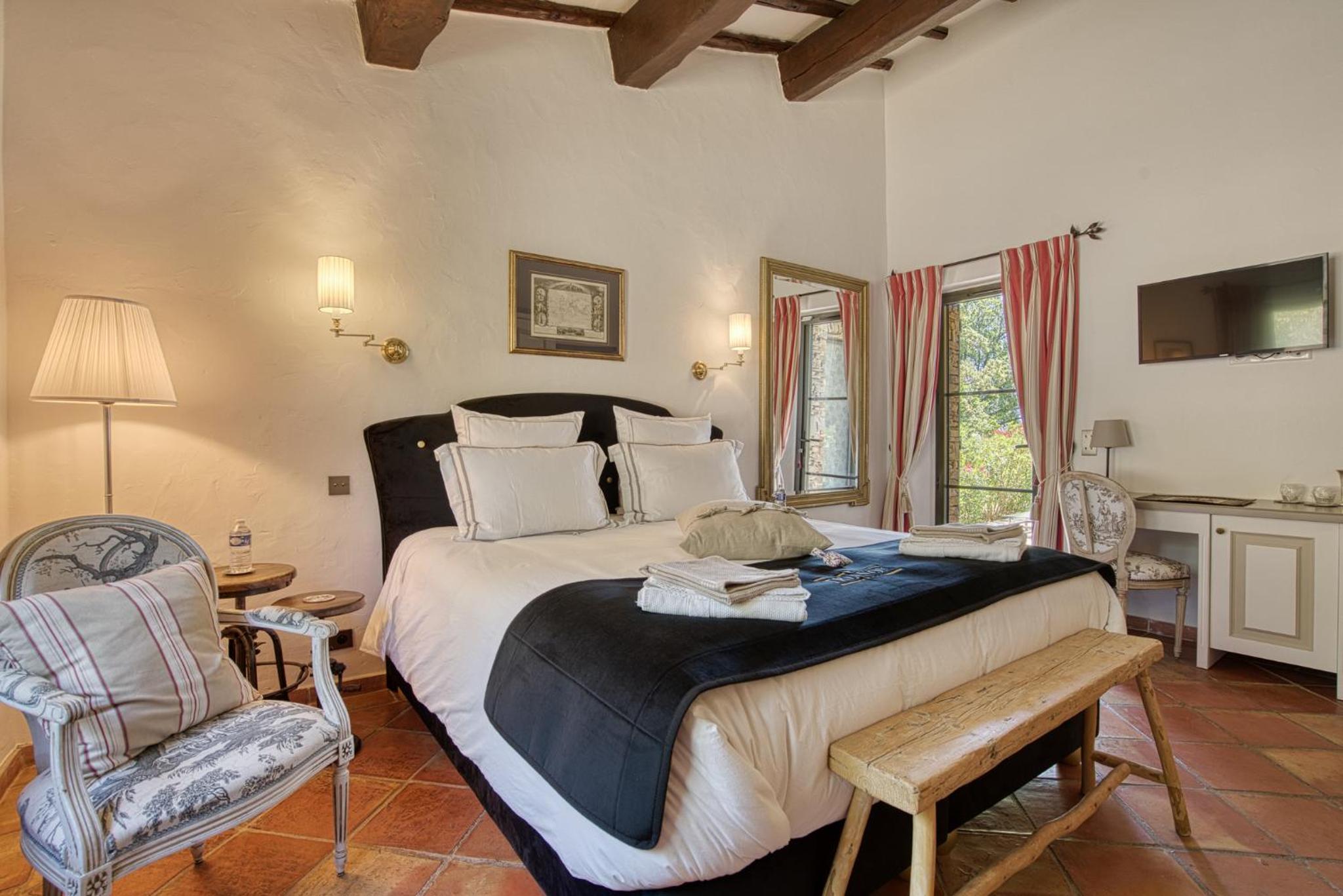 Deluxe King Room photo 1