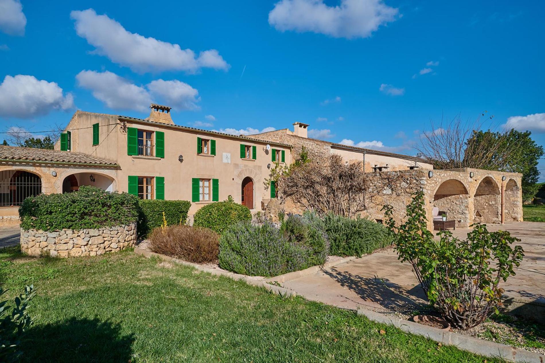 Six-Bedroom House photo 2