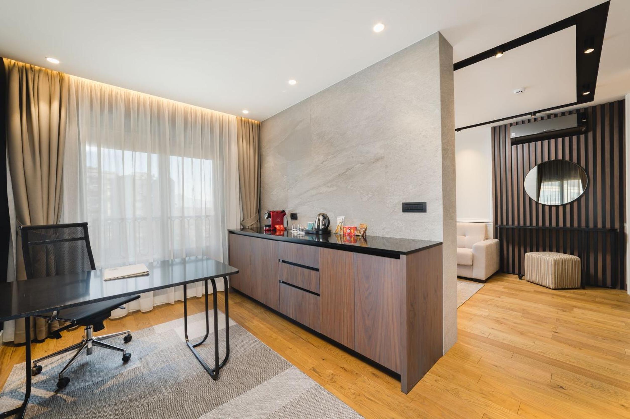 Executive Suite - Photo 2