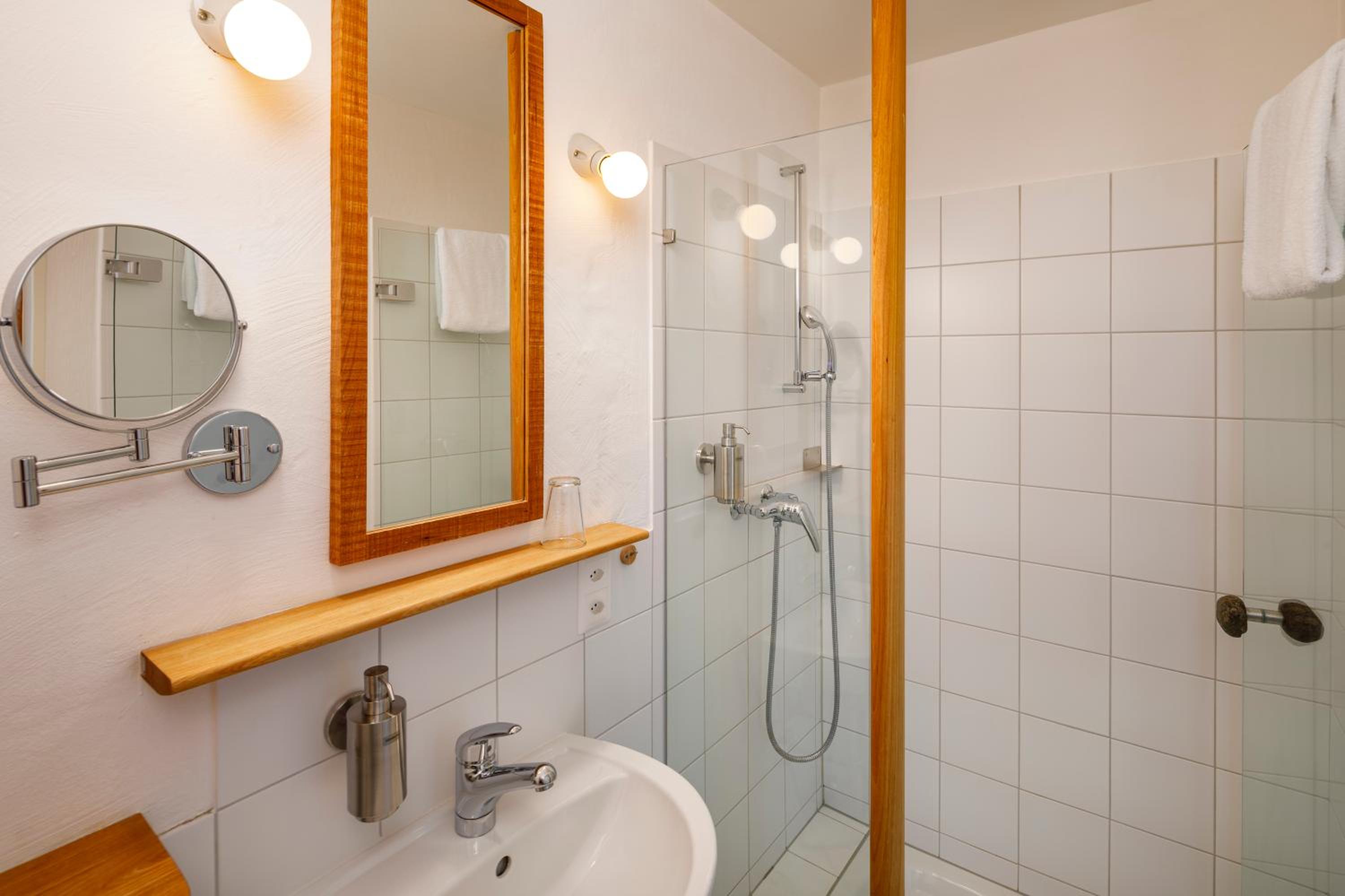Double Room with Private Bathroom - Photo 6