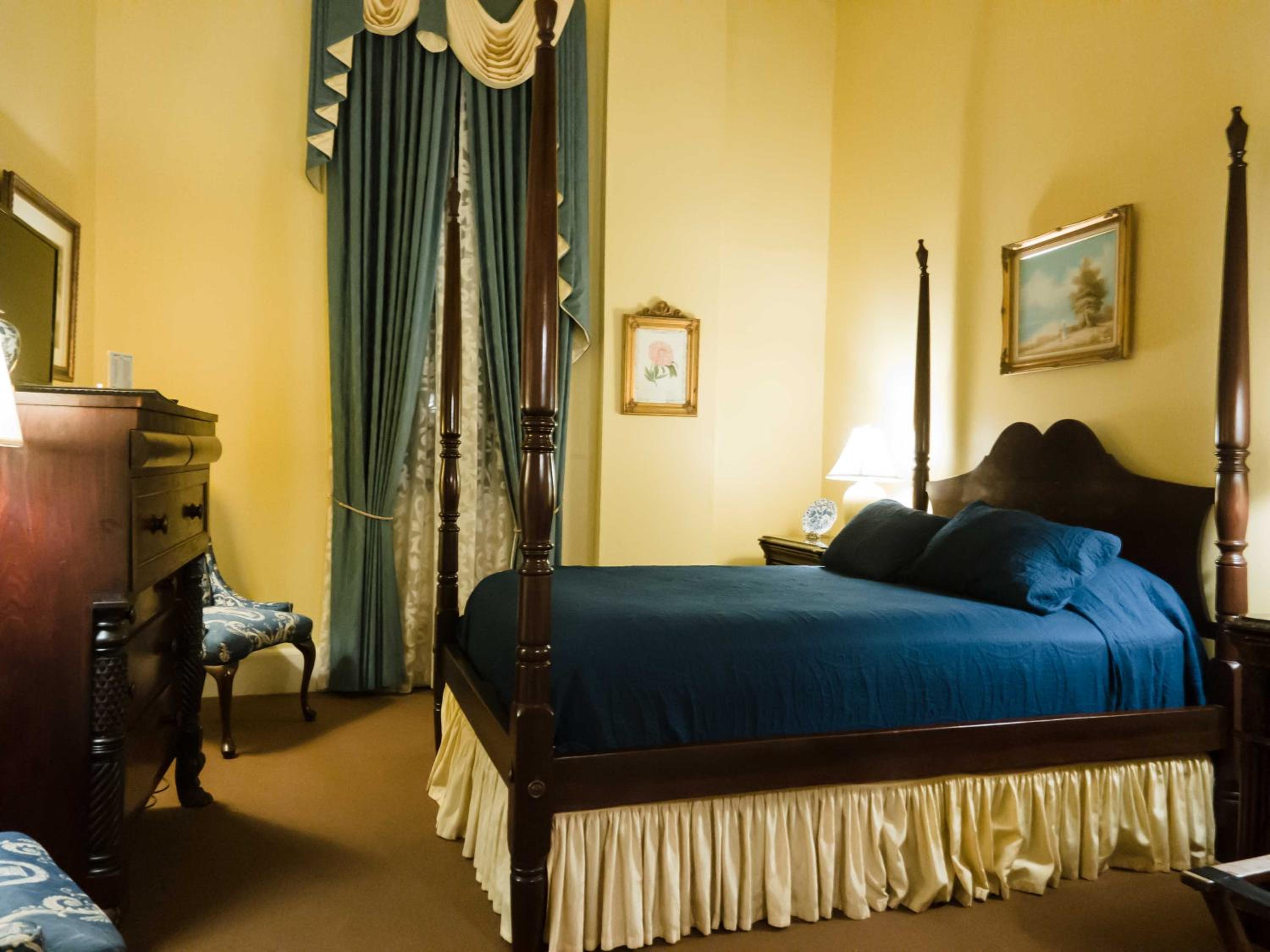 Queen Room- Louis J. Winston Room photo 3