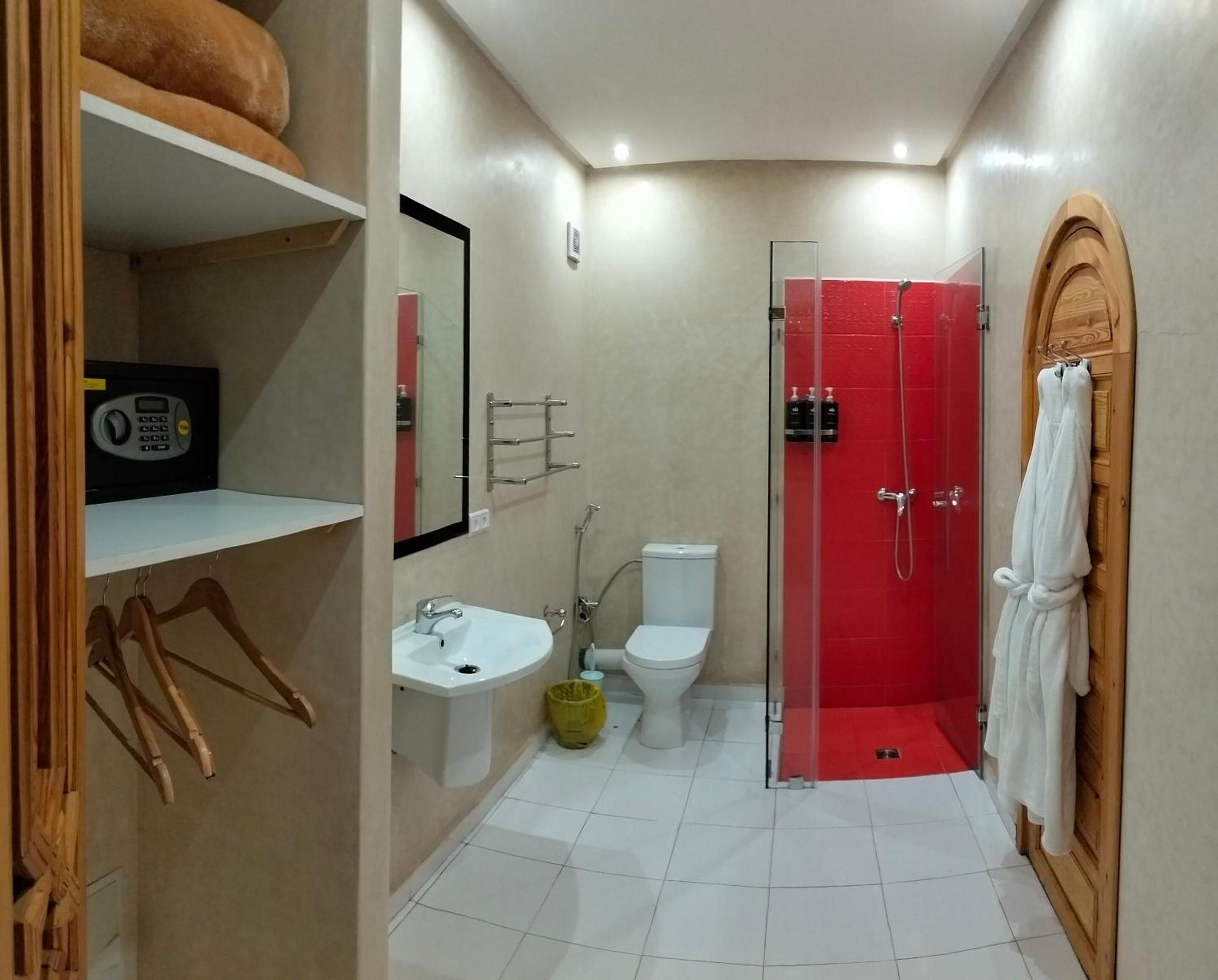 Eight-Bedroom House - Photo 42