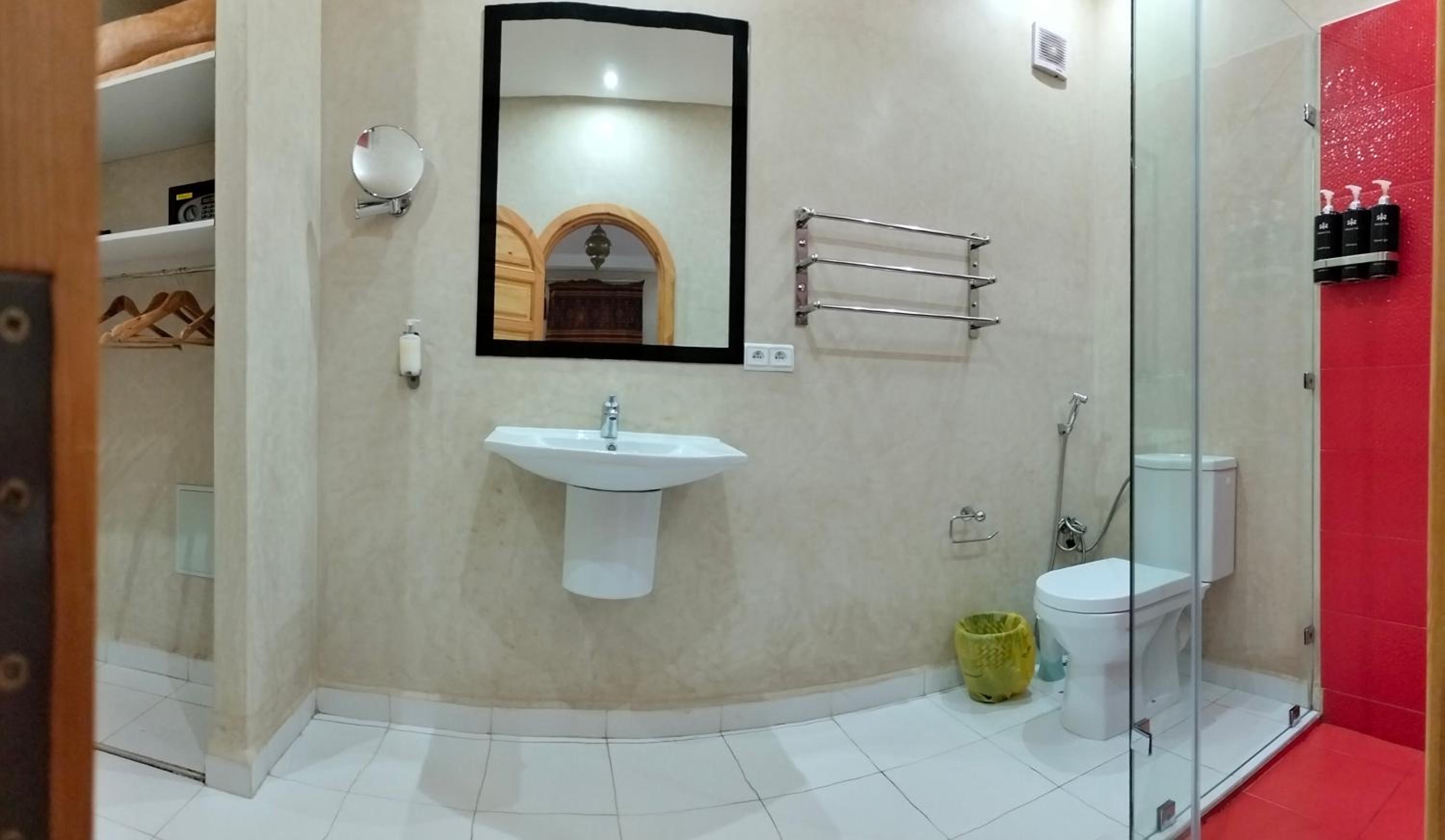 Eight-Bedroom House - Photo 43