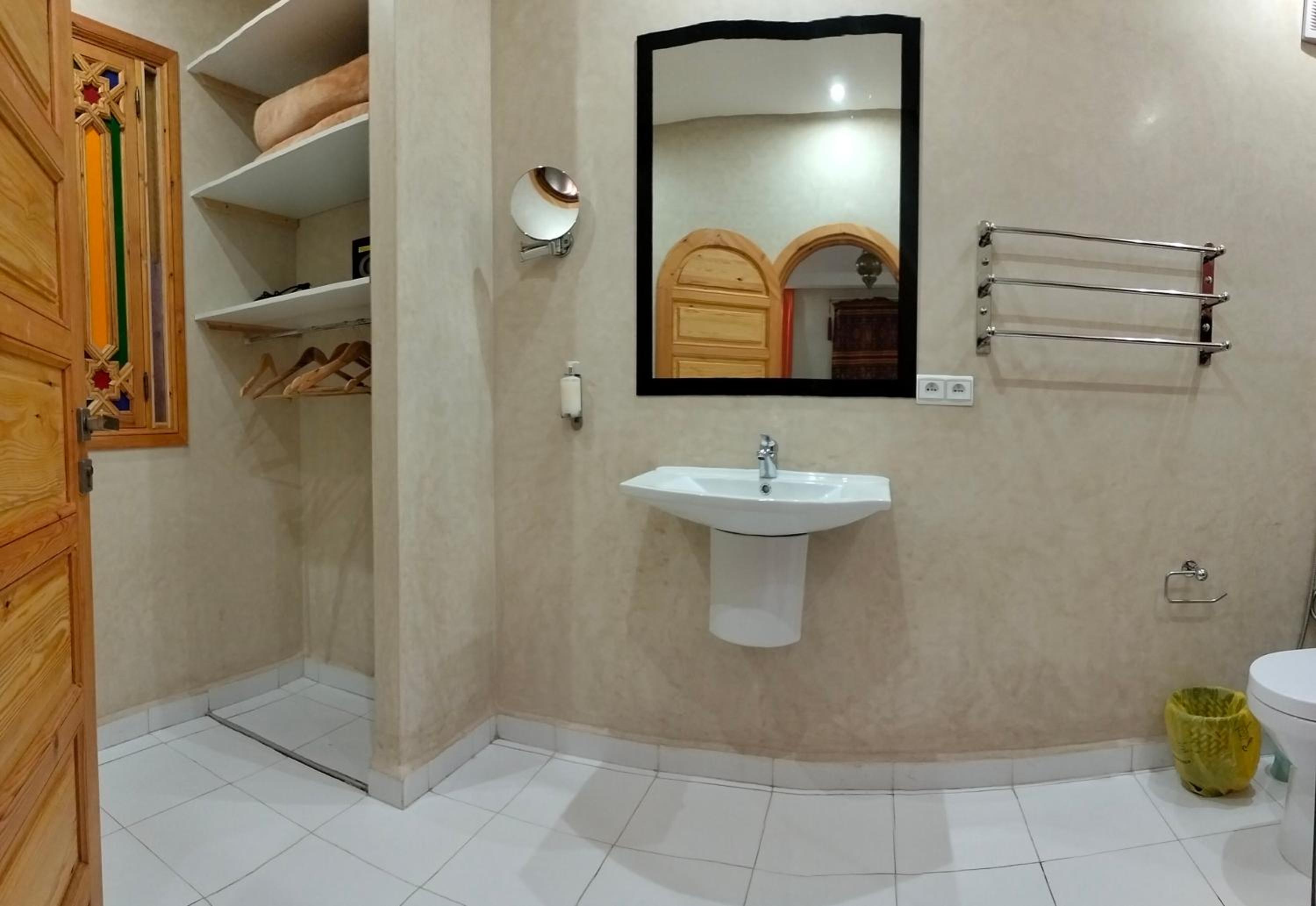 Eight-Bedroom House - Photo 44
