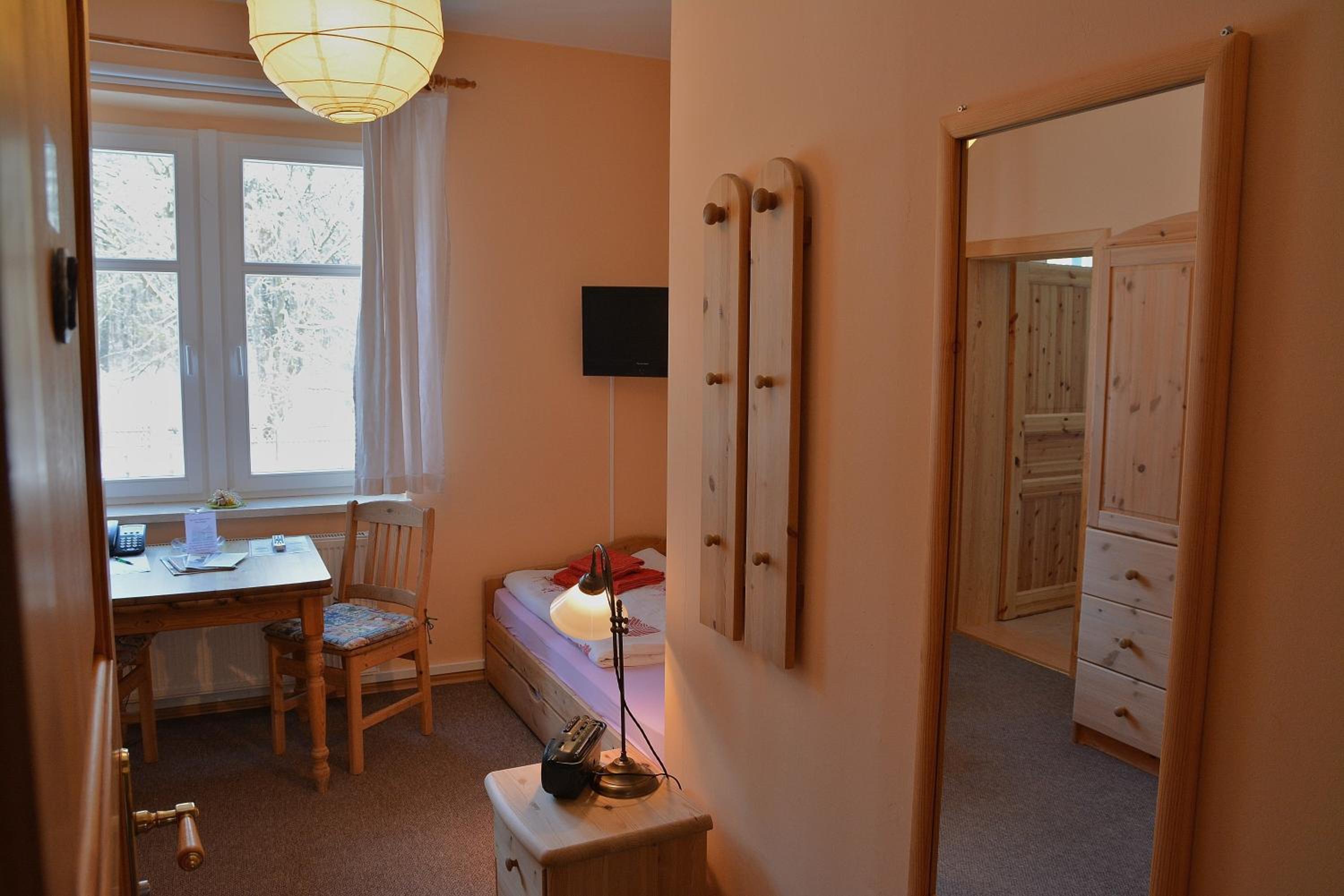 Single Room with Bathroom photo 2
