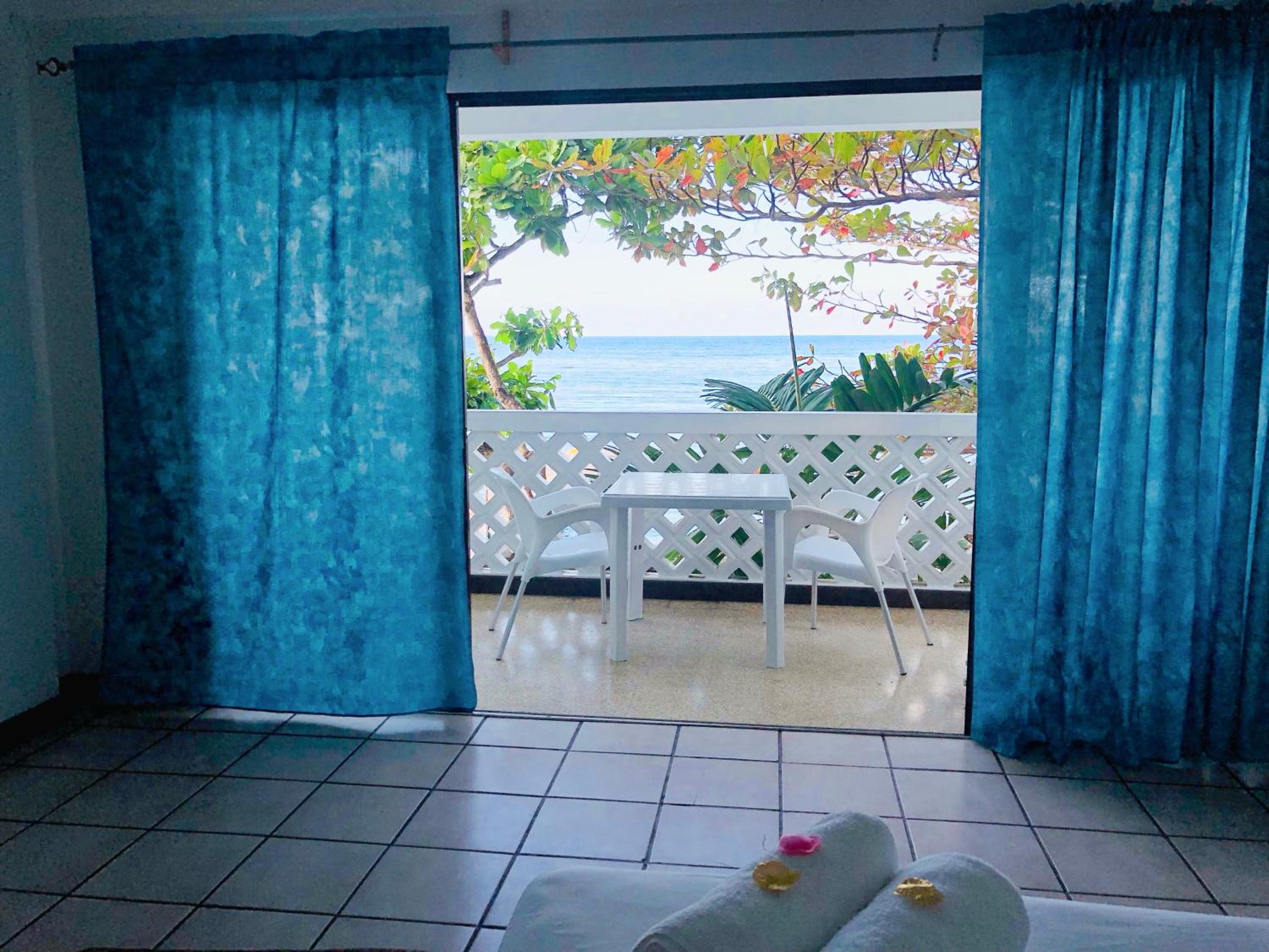 Queen Room with Sea View - Photo 12