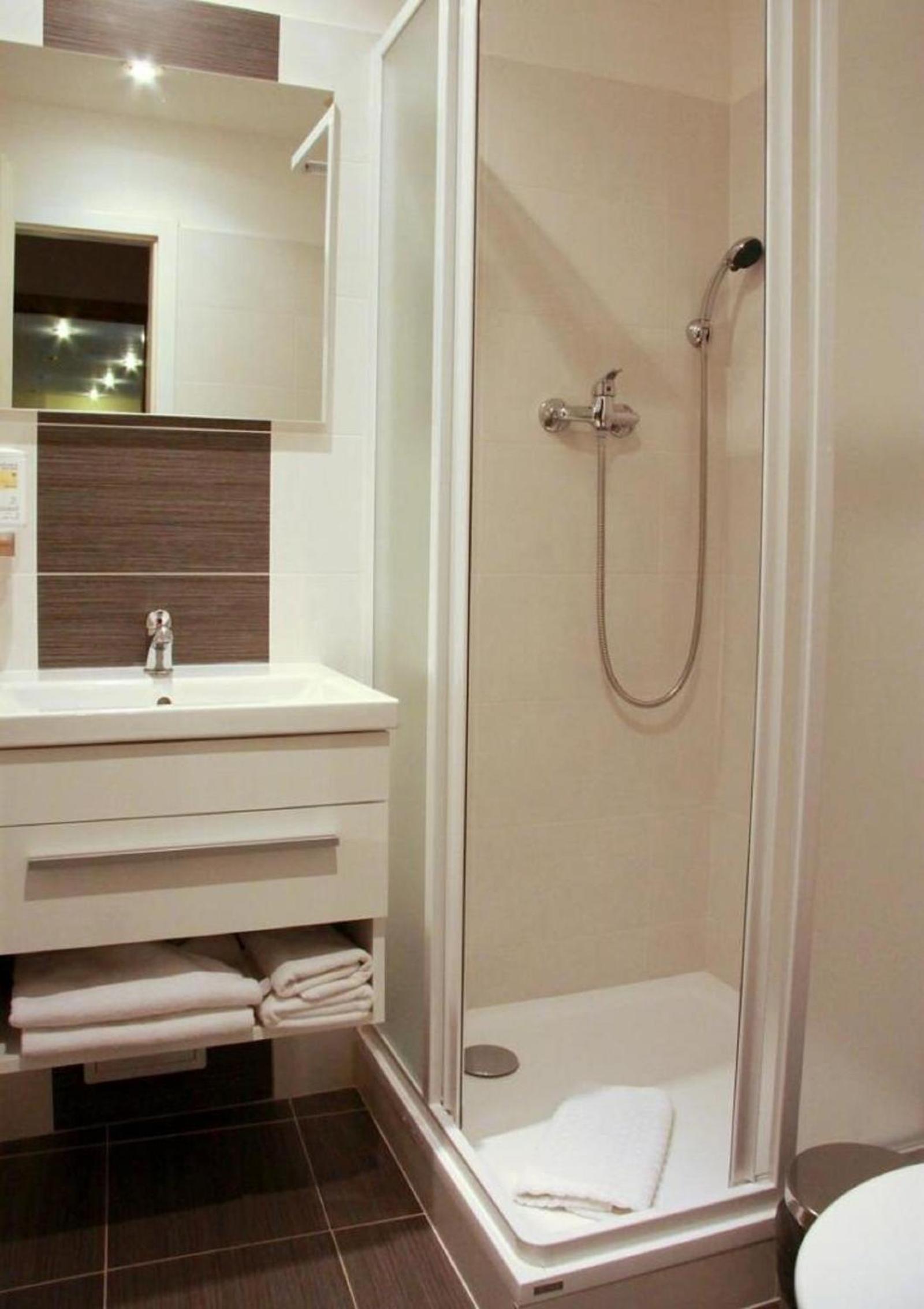 Double or Twin Room - Photo 10