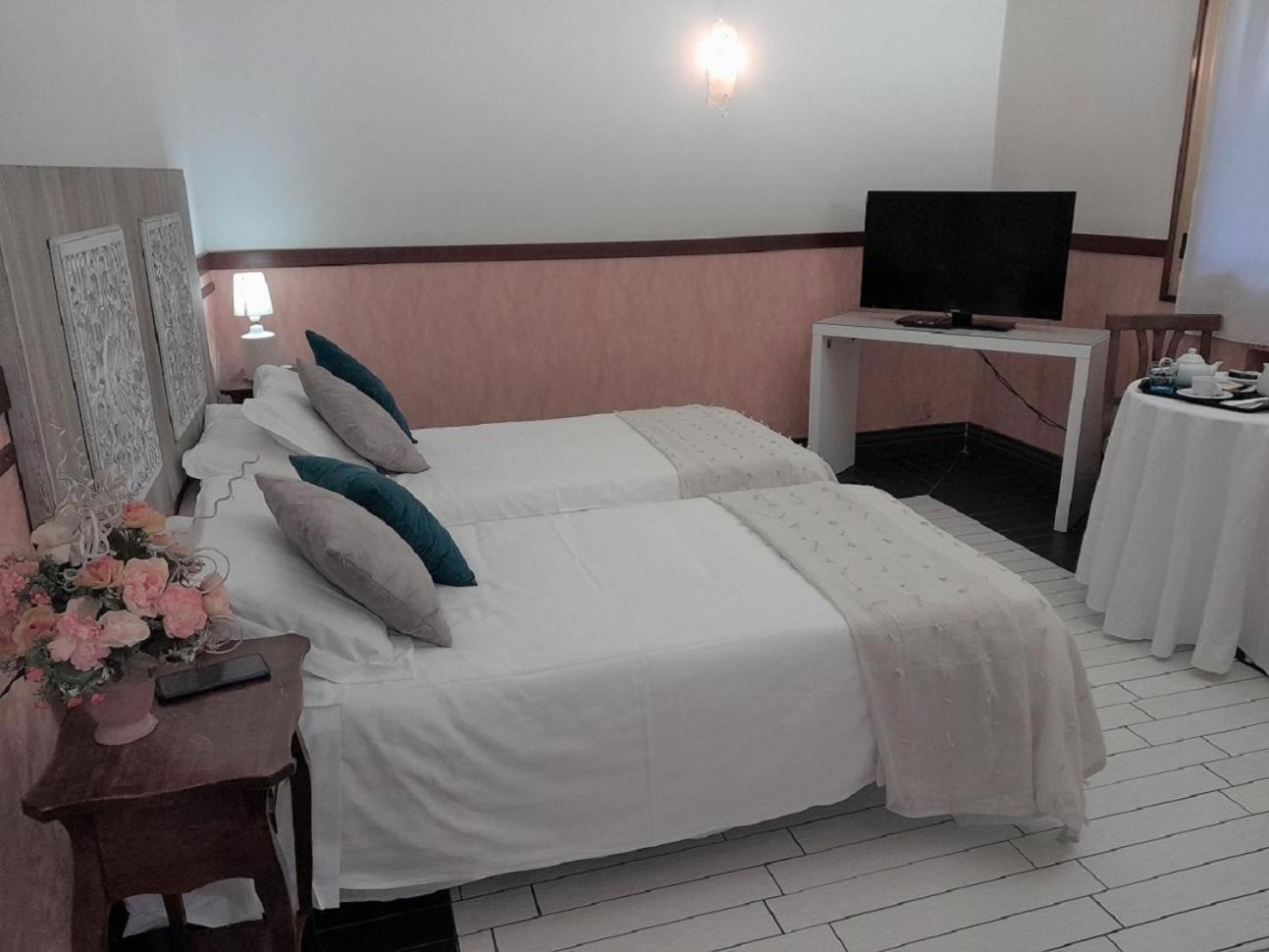 Standard Twin Room - Photo 2