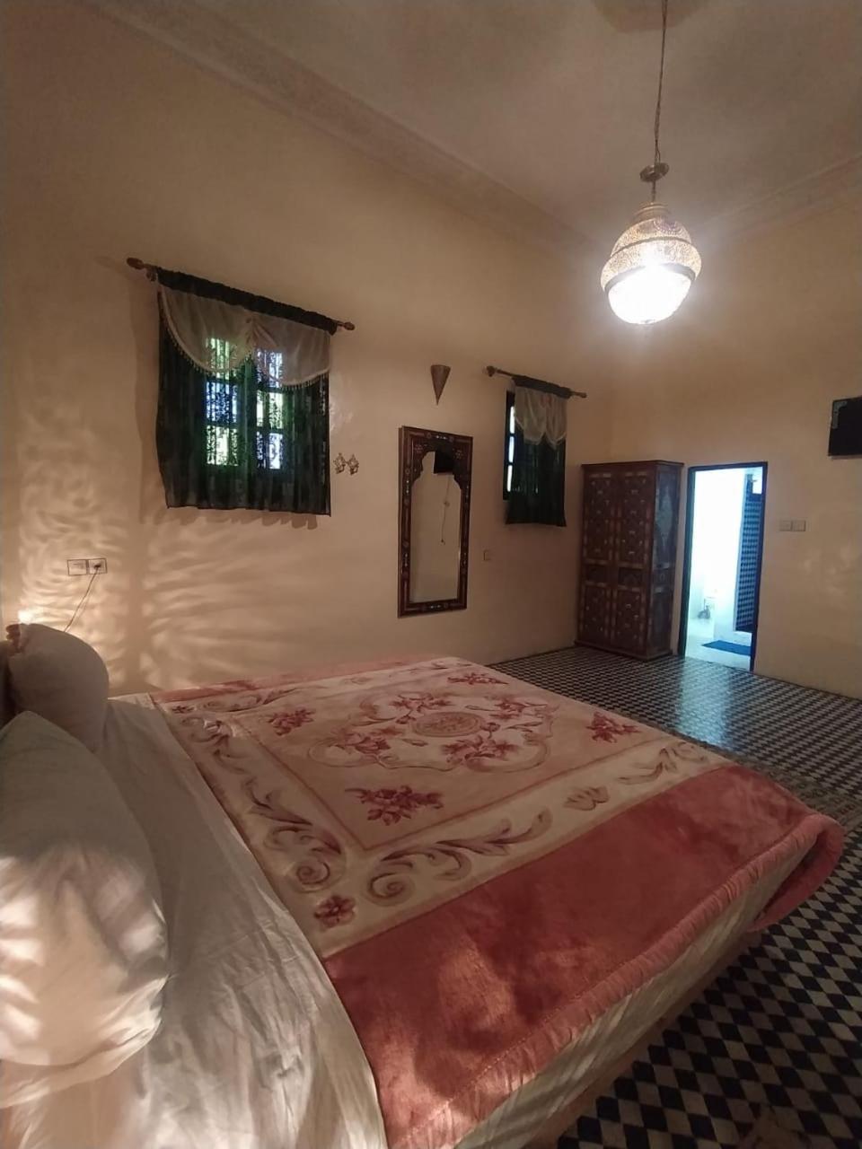 Five-Bedroom House - Photo 4