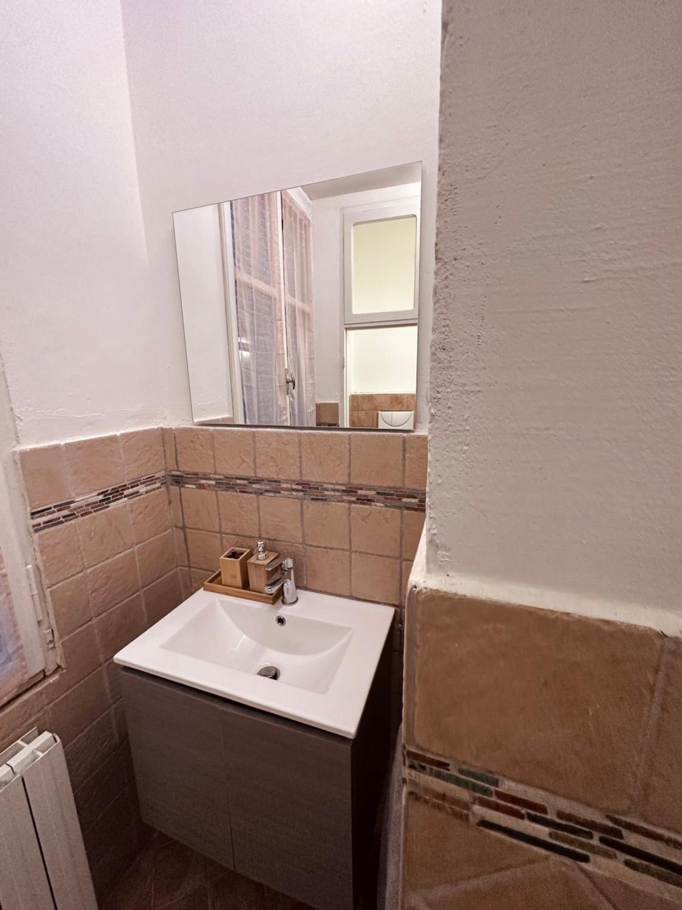 One-Bedroom Apartment photo 3