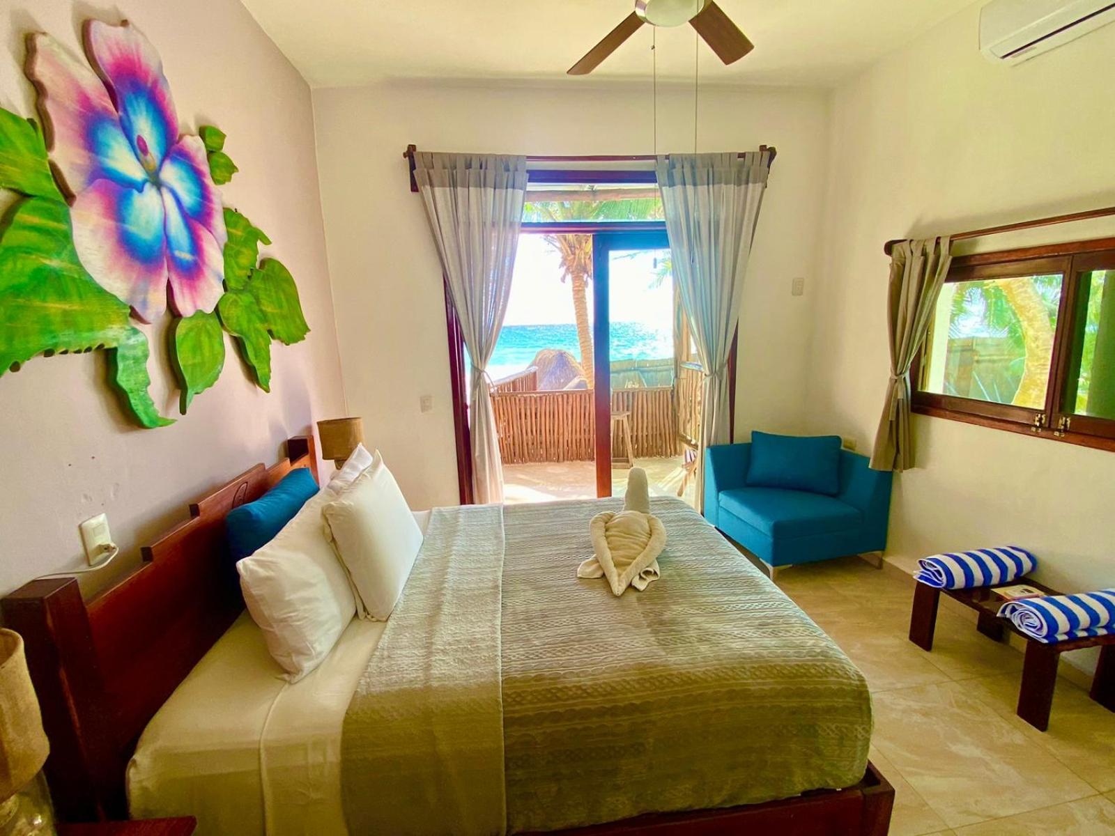 Superior Beachfront Queen Room With Balcony