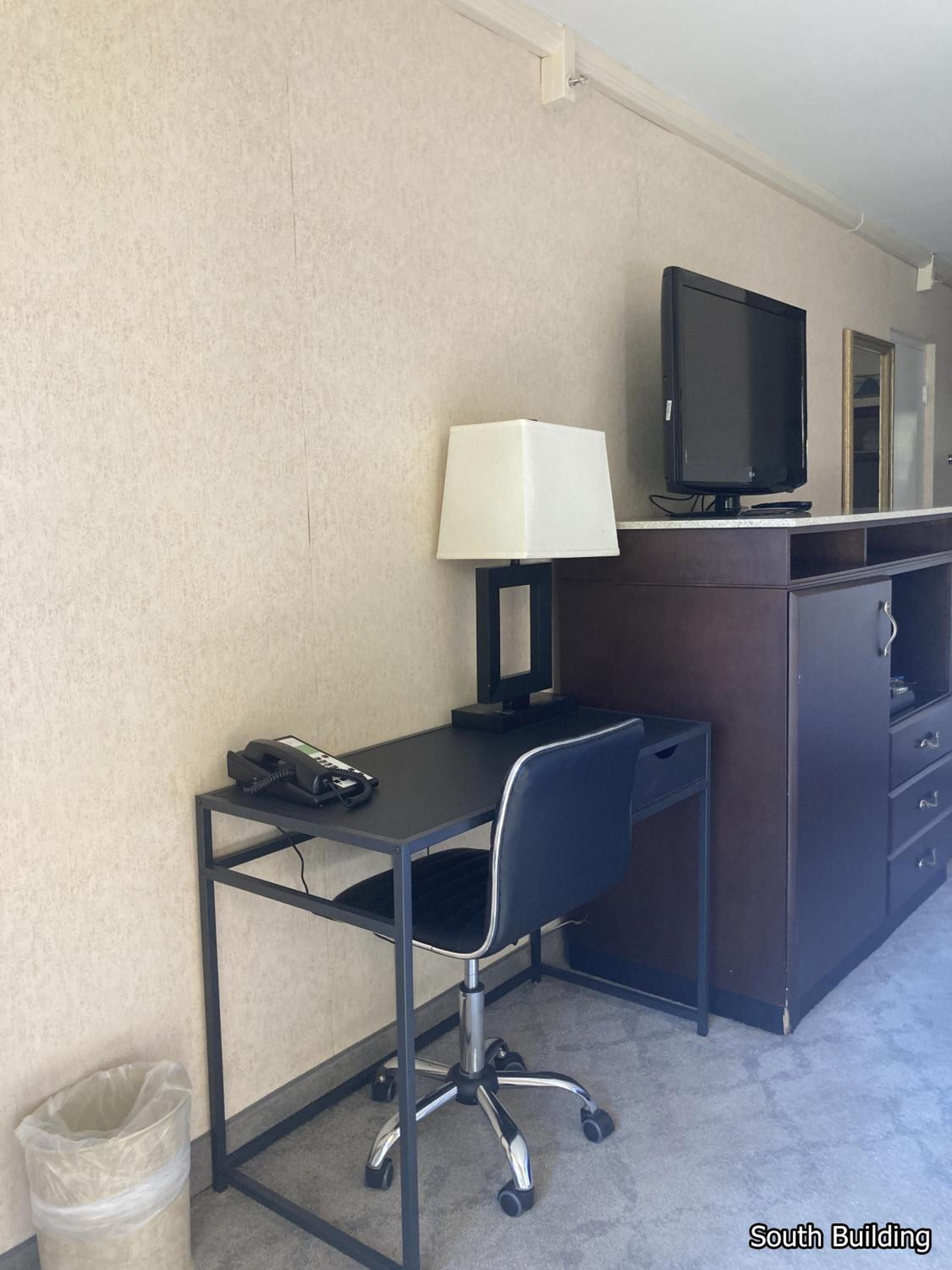 Standard King Room [South Building] - Photo 16