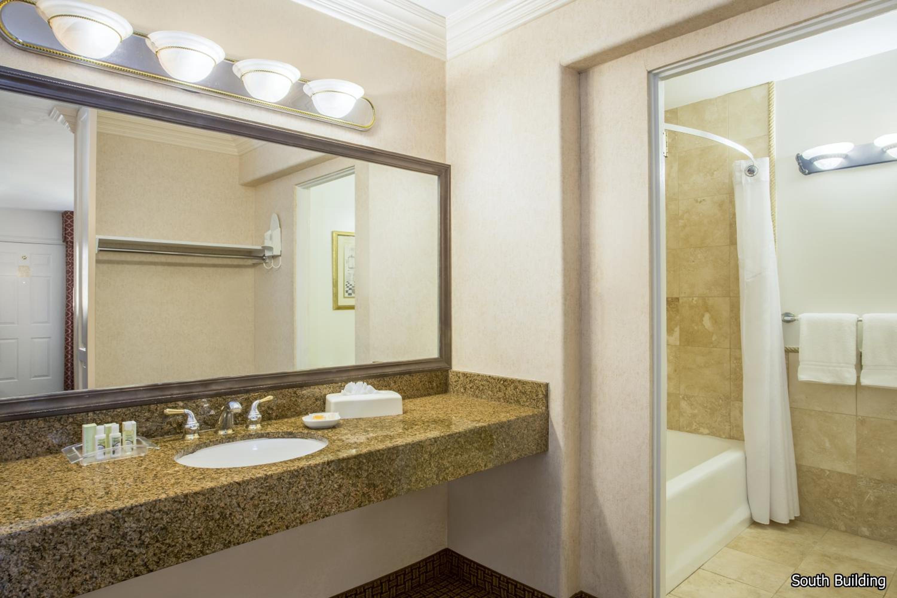 Standard King Room [South Building] - Photo 17