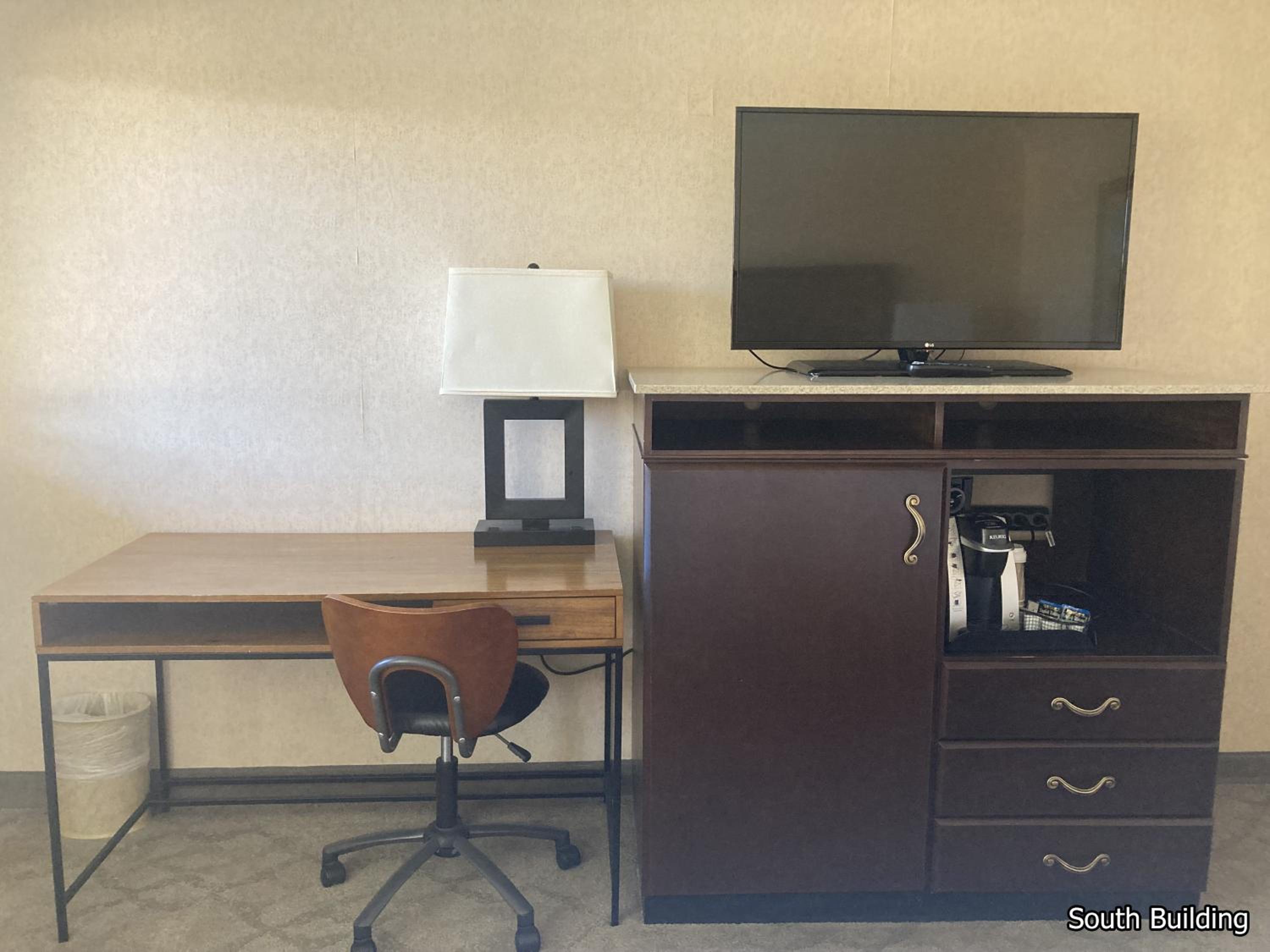 Standard King Room [South Building] - Photo 7