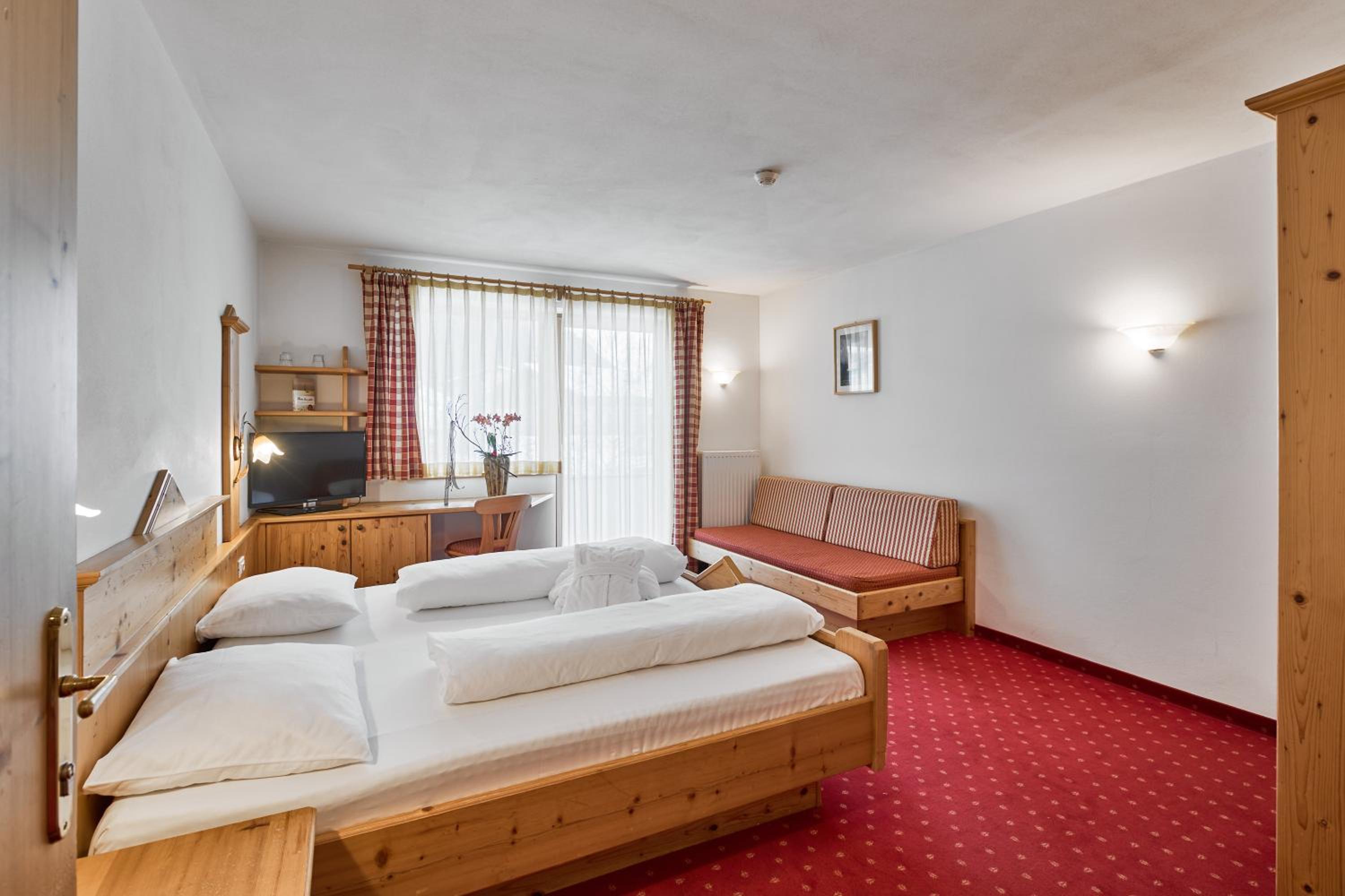 Double Room with Balcony - Photo 5