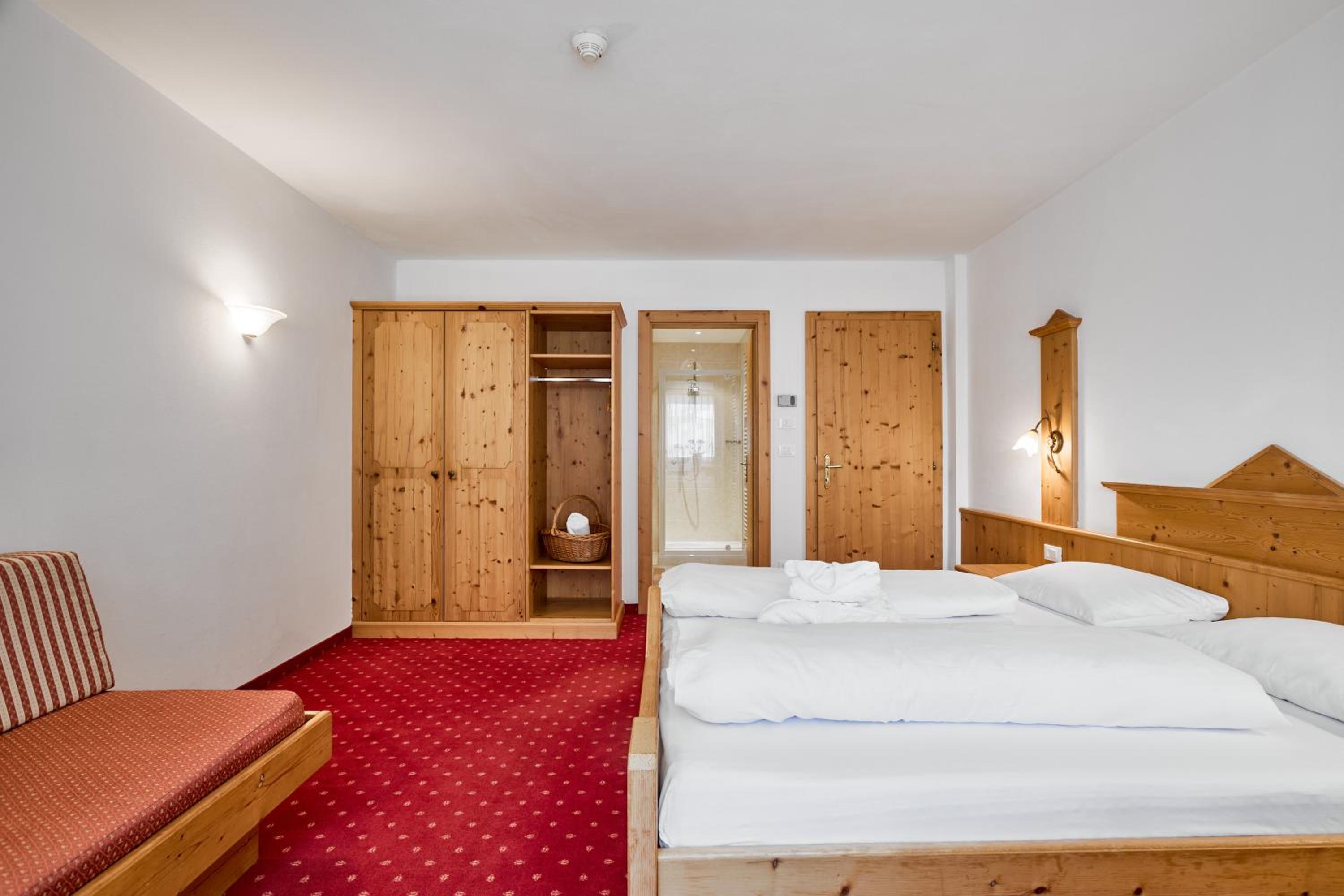 Double Room with Balcony - Photo 12