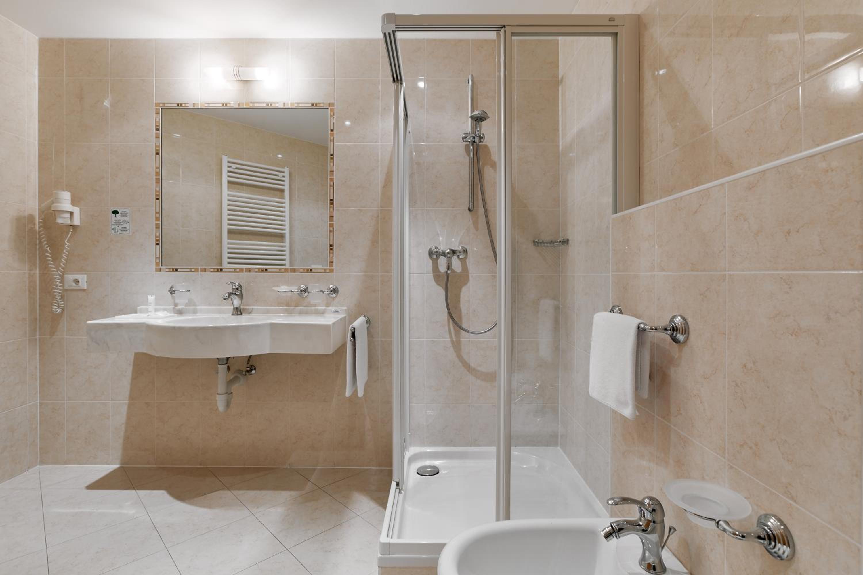 Double Room with Balcony - Photo 11