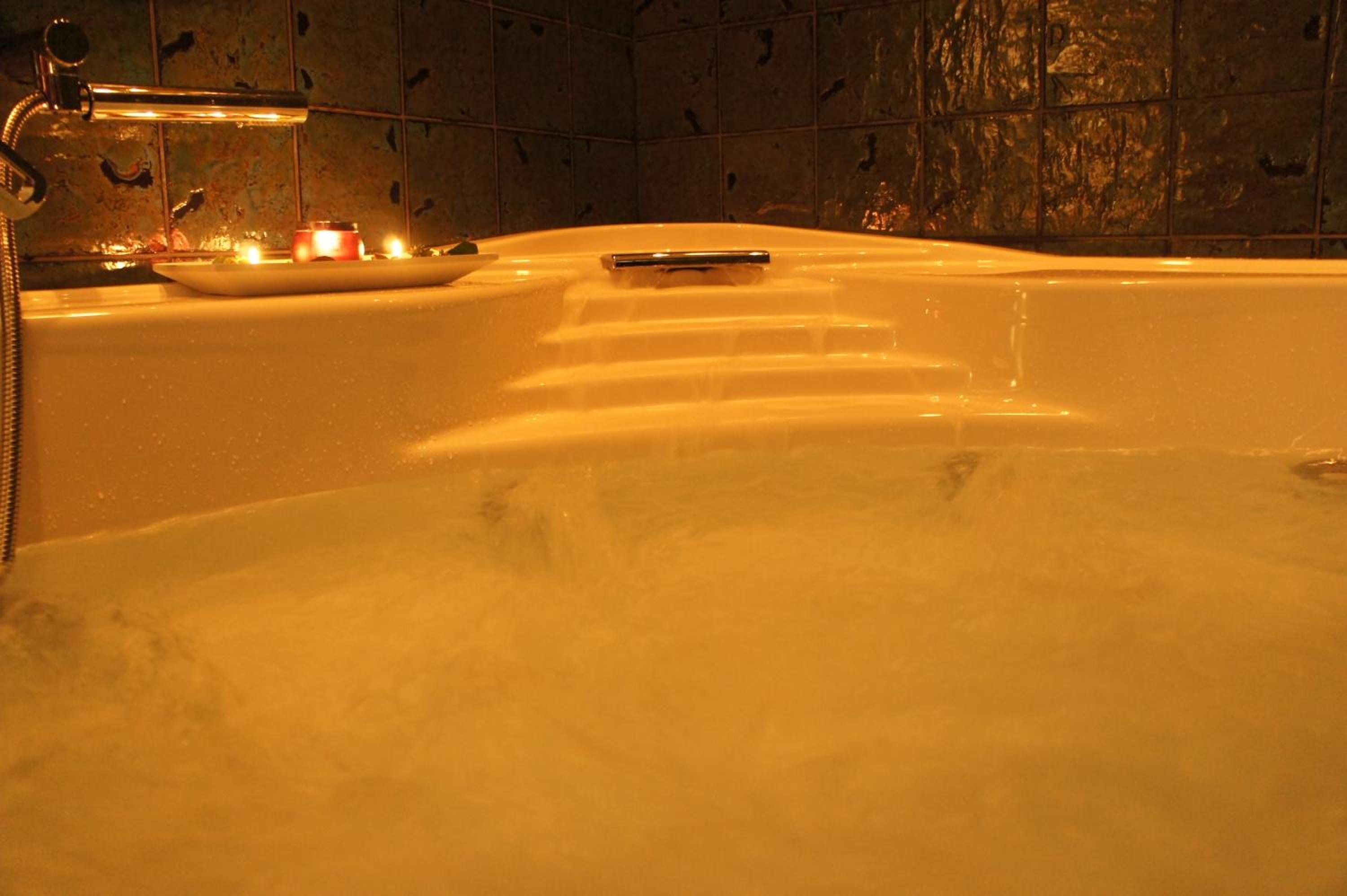 Suite with Spa Bath - Photo 28
