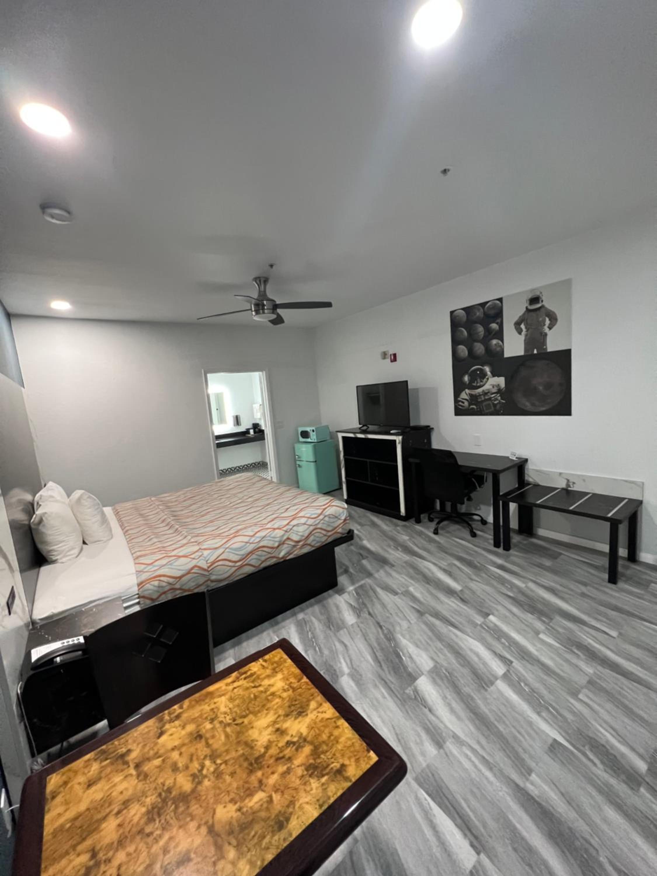 King Room - Non-Smoking - Photo 1