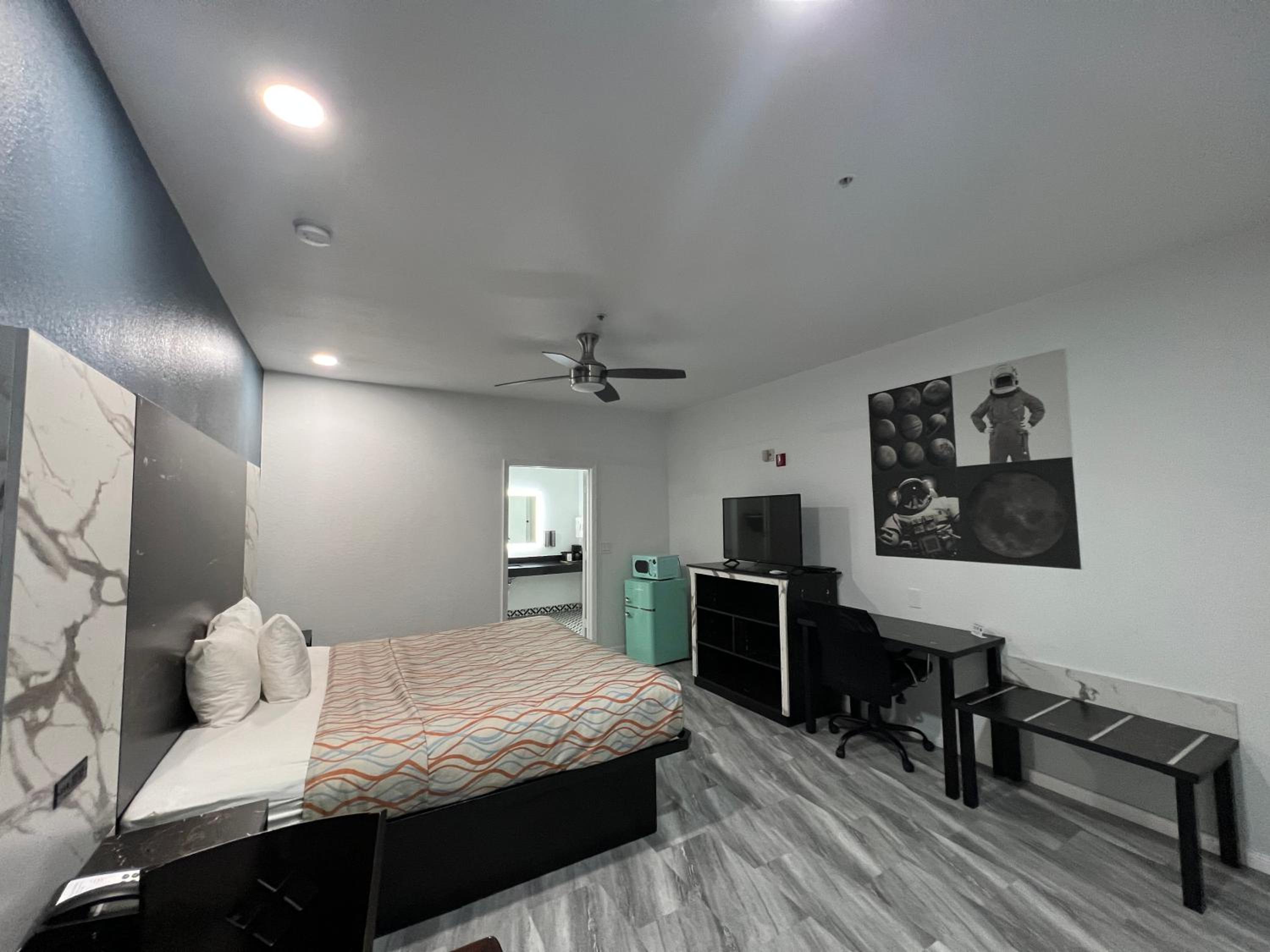 King Room - Non-Smoking - Photo 2