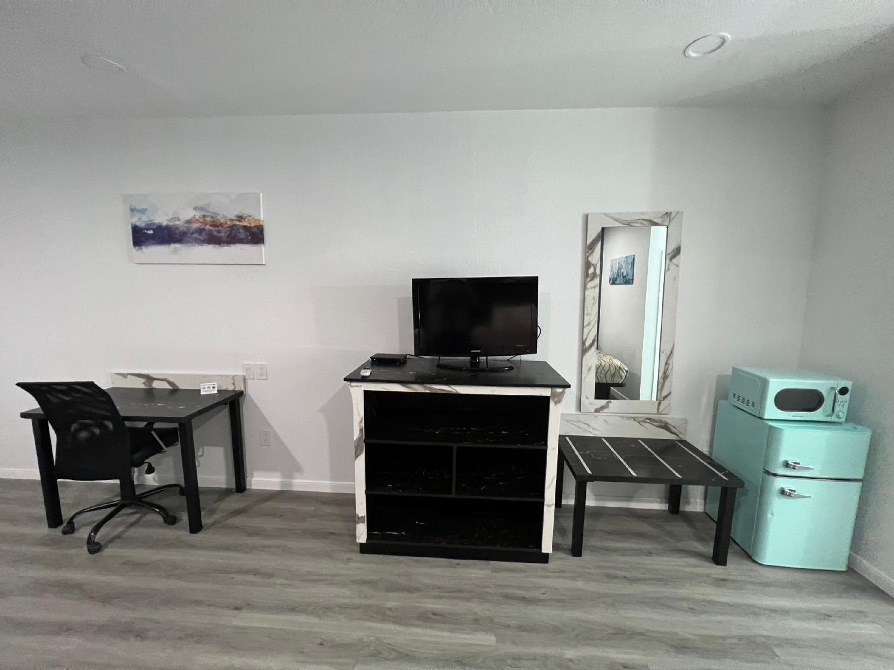 Queen Room With Two Queen Beds - Non-Smoking - Photo 4