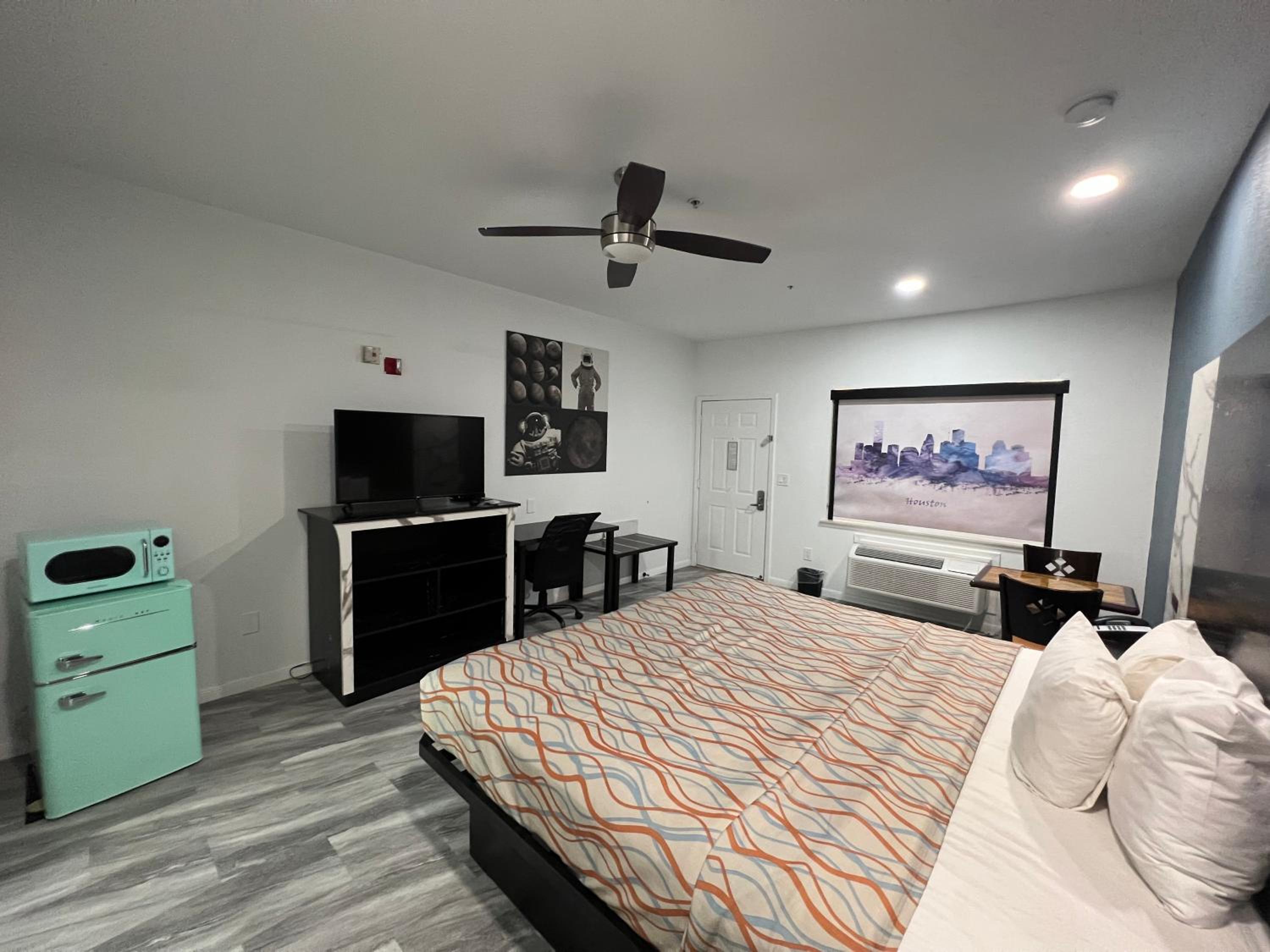 King Room - Non-Smoking - Photo 3